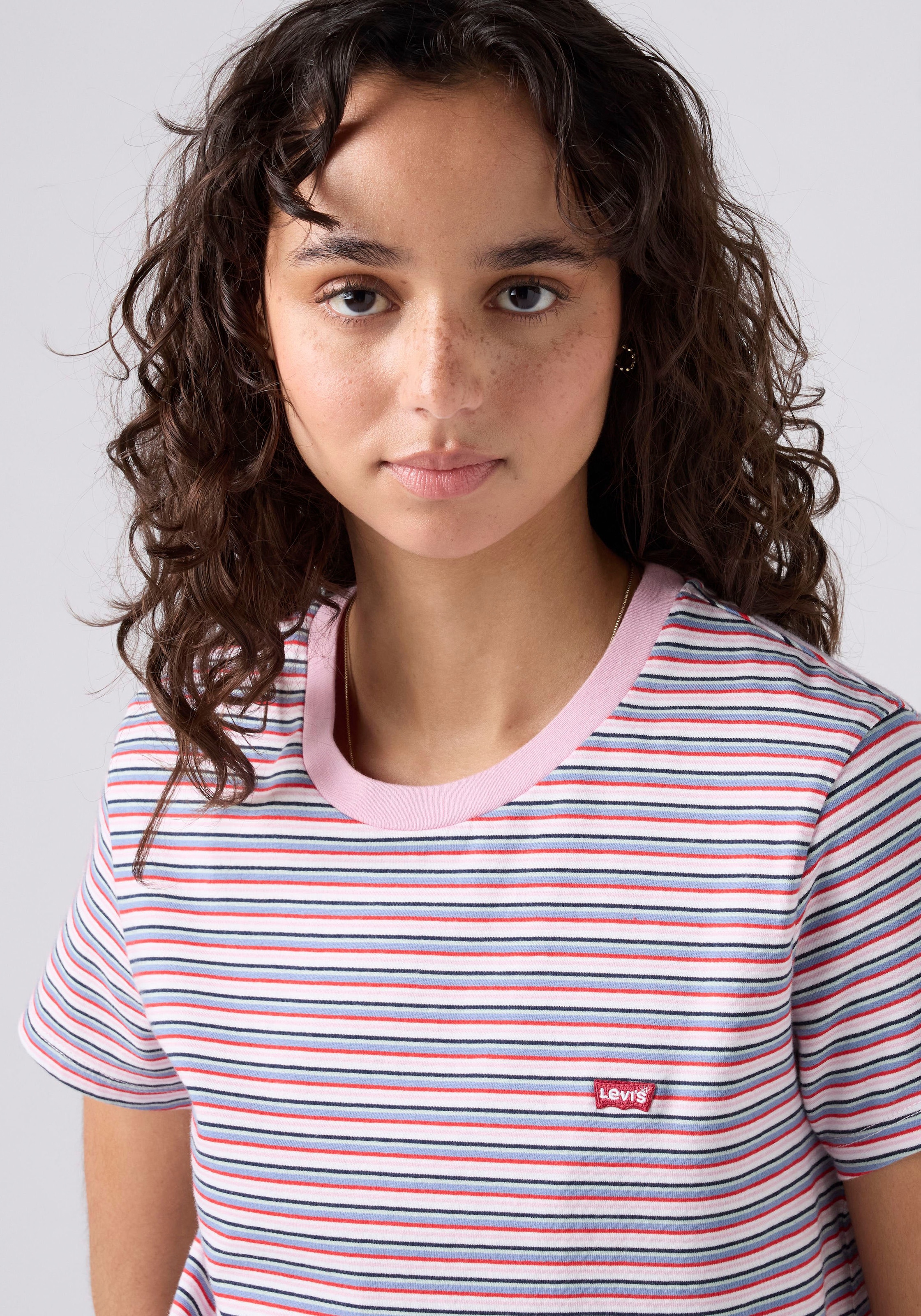 Levi's® T-Shirt »PERFECT TEE« mit kleiner Logo-Stickerei