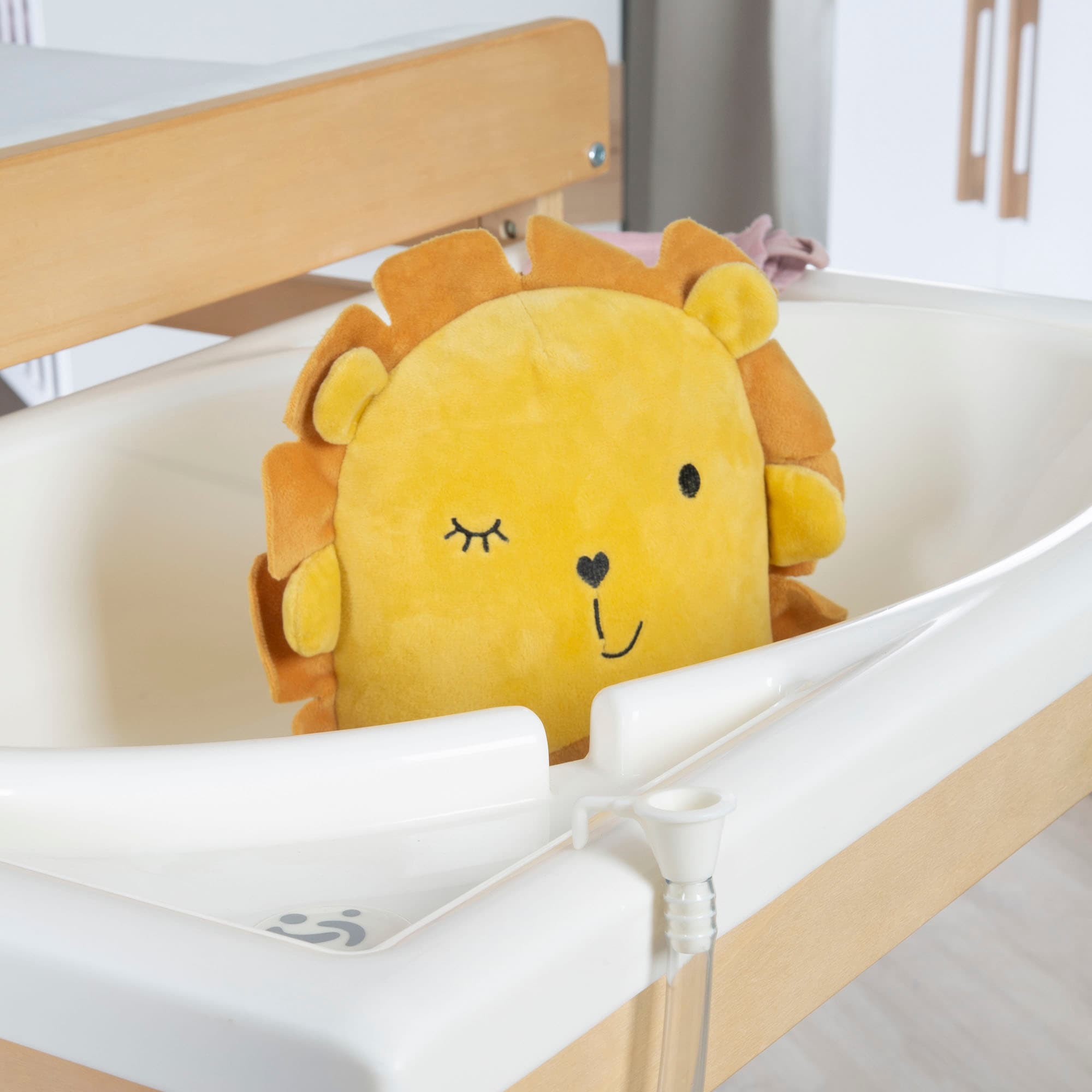 roba® Bade- und Wickelregal »Baby Pool, natur« bis 15 kg inkl. herausziehbarer Badewanne und Wickelauflage weiss 56 cm