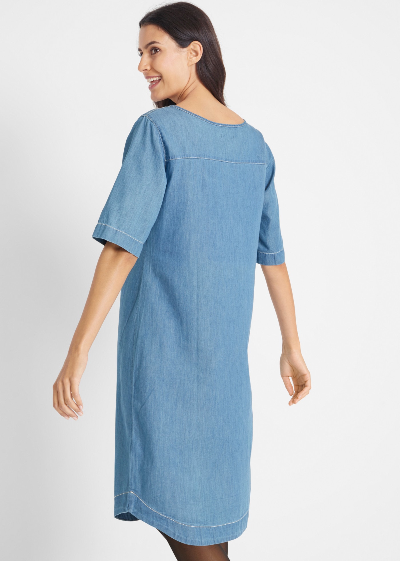 bonprix Robe en jean en denim doux, avec plis et patte de boutonnage sur le haut