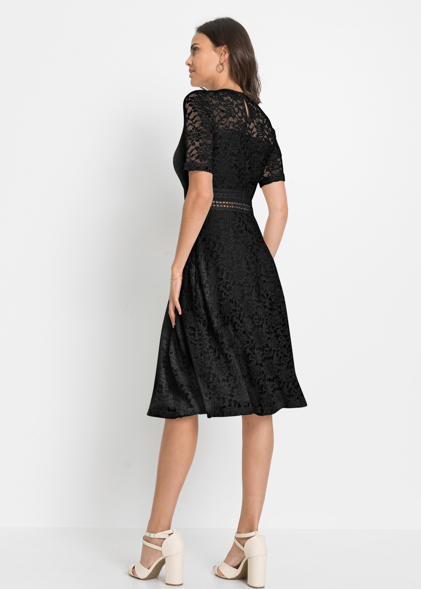 bonprix Robe en dentelle festlicher Stil, mit kurzem Arm, ausgestellte Passform