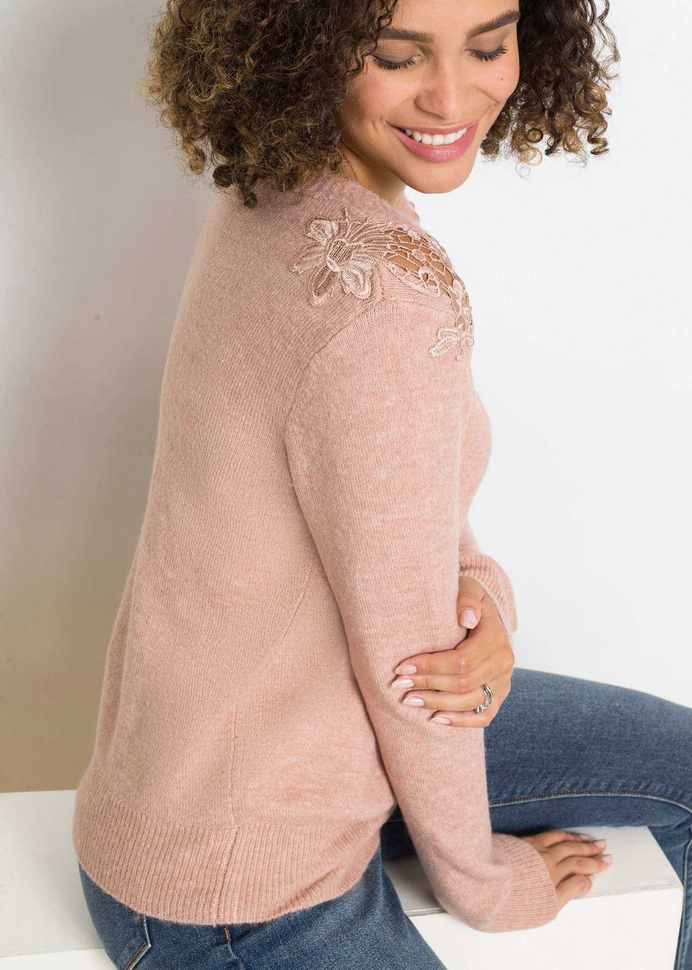 bonprix Pull en tricot aus Polyacryl, Polyester und Elasthan, mit Spitzeneinsatz