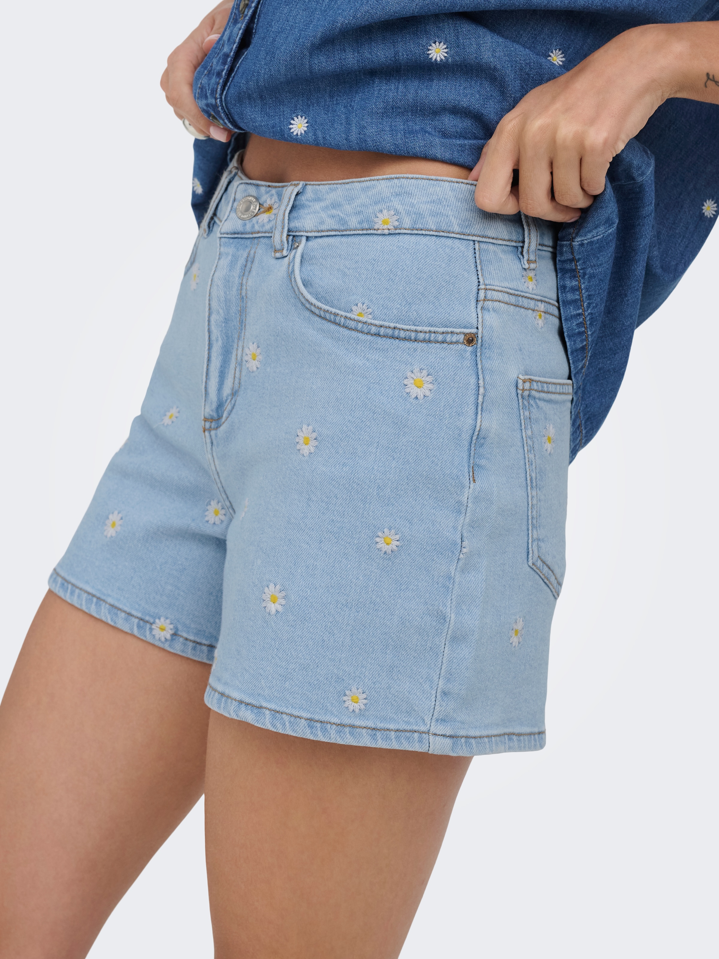ONLY Short en jean »ONLJOSEPHINE HW DAISY DNM SHORTS AZGNOOS« mélange coton, taille haute