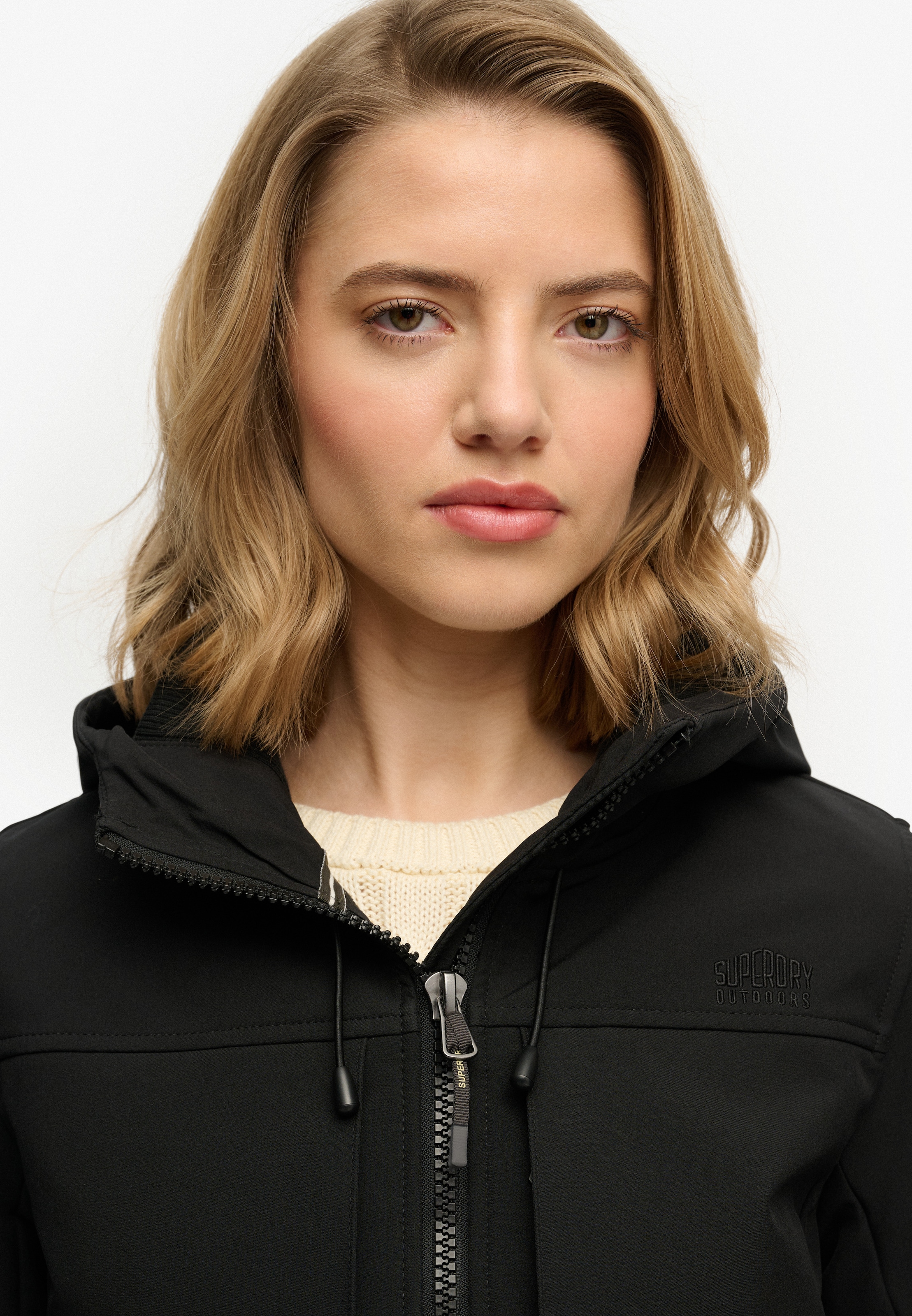 Superdry Outdoorjacke »HOODED CLASSIC TREKKER JACKET« mit Kapuze mit Materialmix aus Polyester und Elasthan, Slim Fit