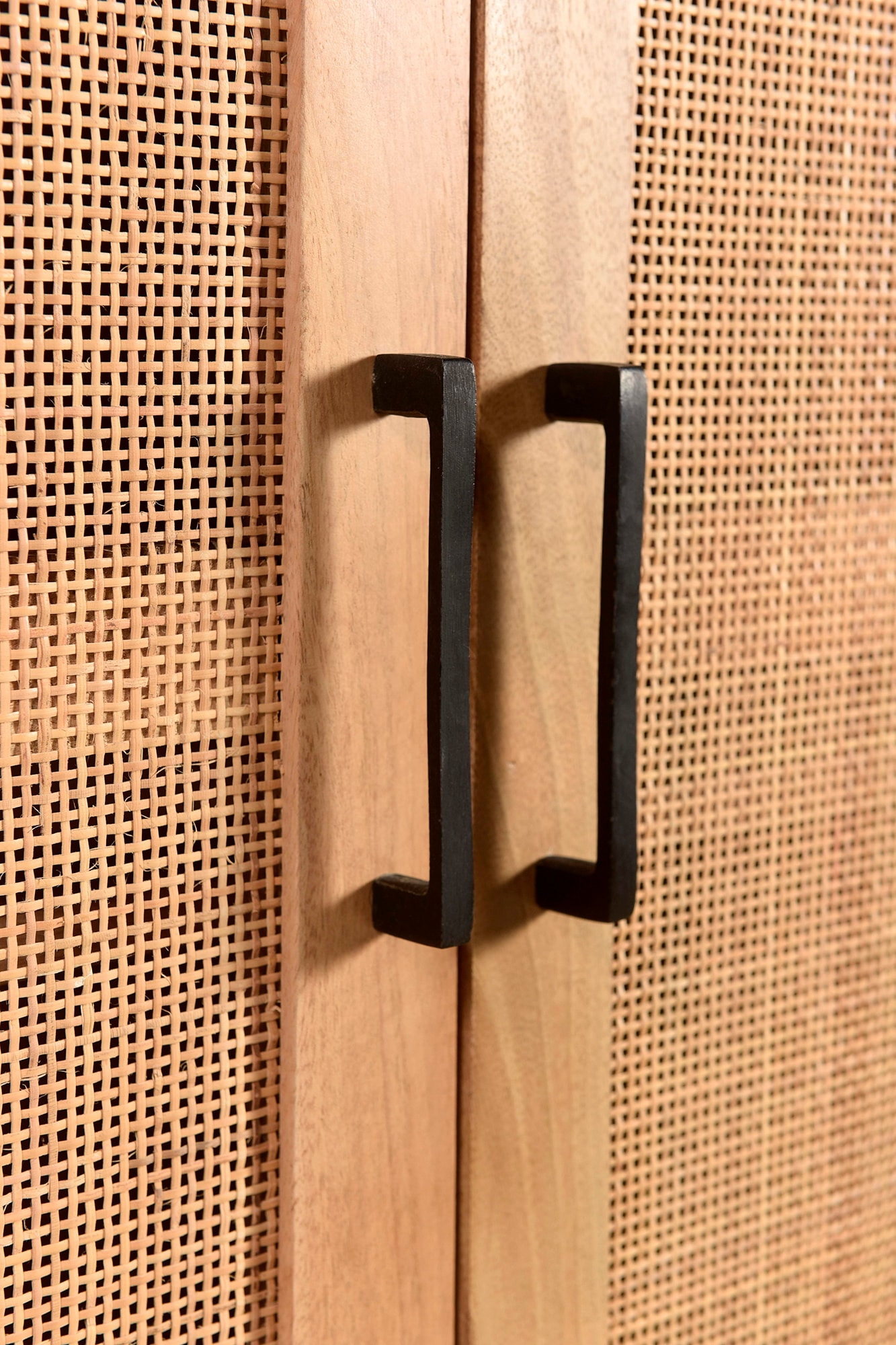 SIT Armoire multi-usages »Auckland aus Mangoholz Garderobenschrank, Rattan-Front & Metallgestell« inserts en rotin tendance pour un charme bohème et rétro naturel