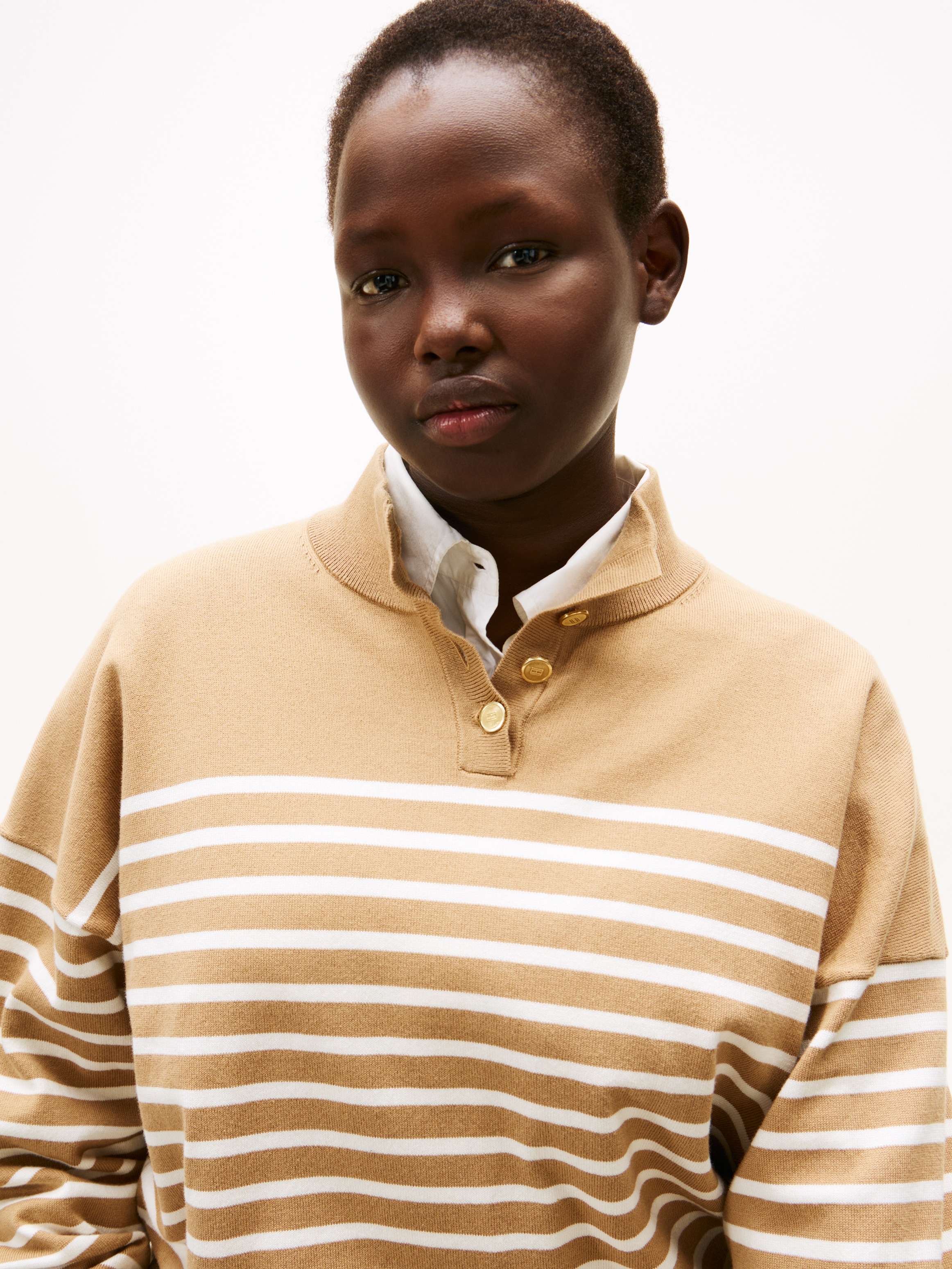 Tommy Hilfiger Curve Pull à col montant »CRV CO JERSEY GOLD BTN MK-NK SWT« in grossen Grössen, mit goldfarbenen Knöpfen