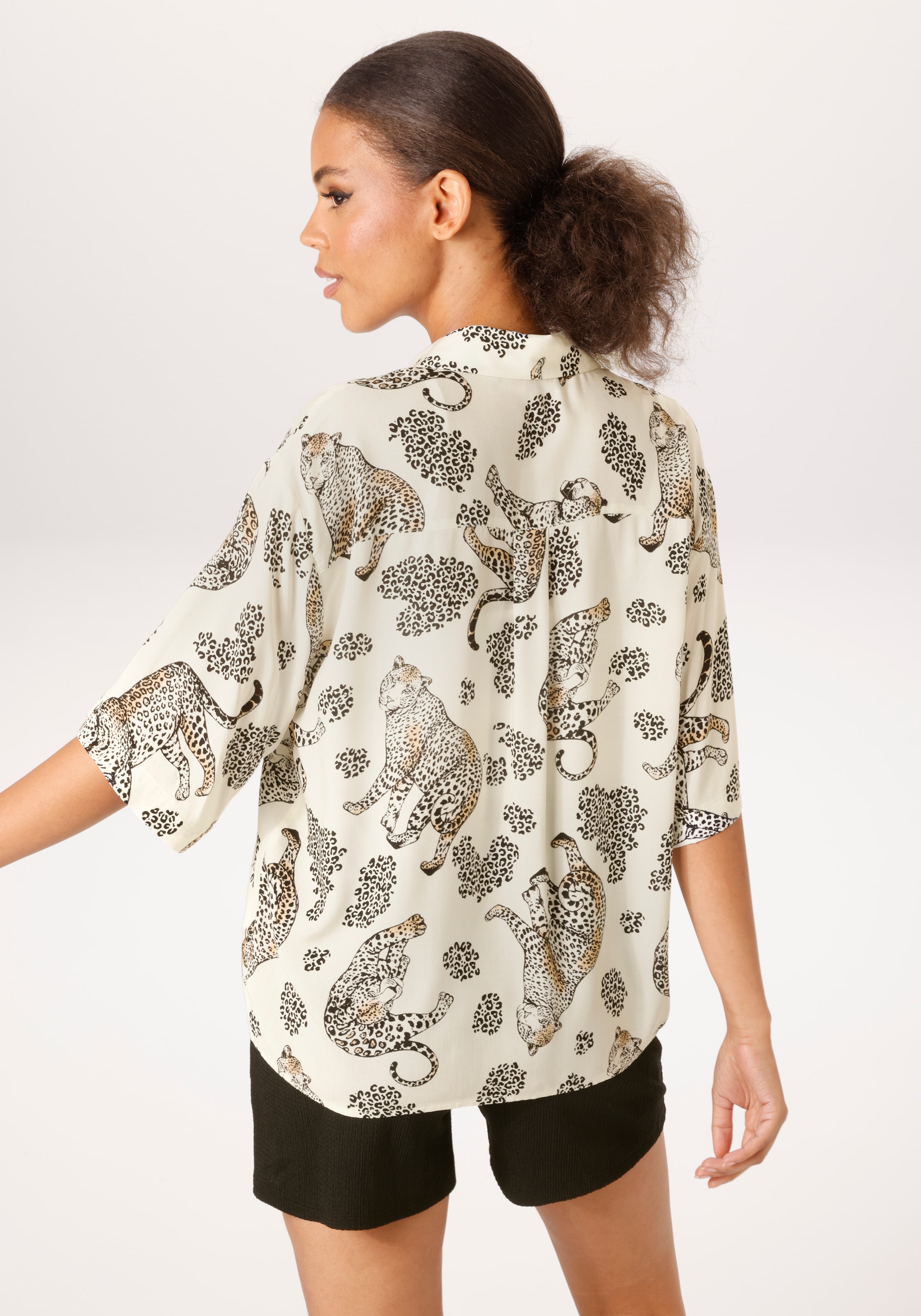 Aniston CASUAL Blouse chemise mit dekorativen Leoparden bedruckt - NEUE KOLLEKTION
