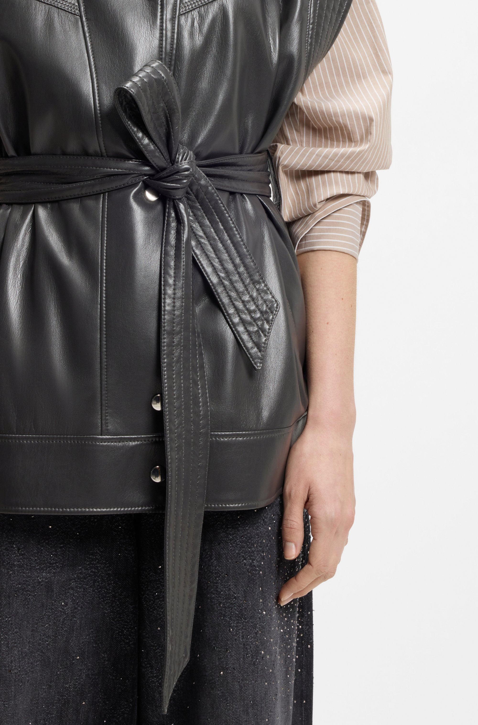 BOSS ORANGE Gilet en similicuir »Jacaro Premium Damenmode« mit Taillengürtel, Stehkragen