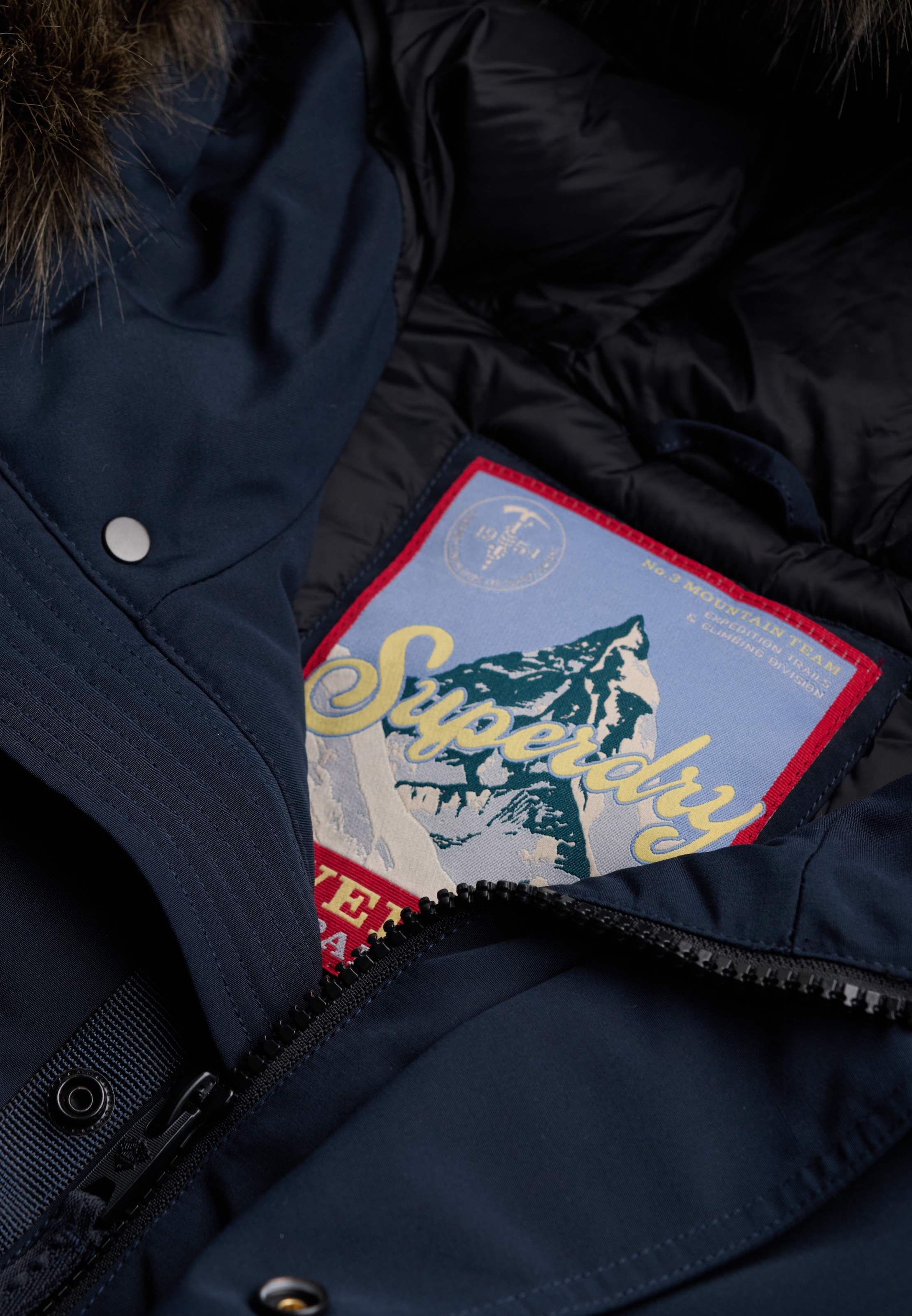 Superdry Veste bomber »FAUX FUR EVEREST BOMBER JACKET« avec capuche fibre synthétique, coupe décontractée