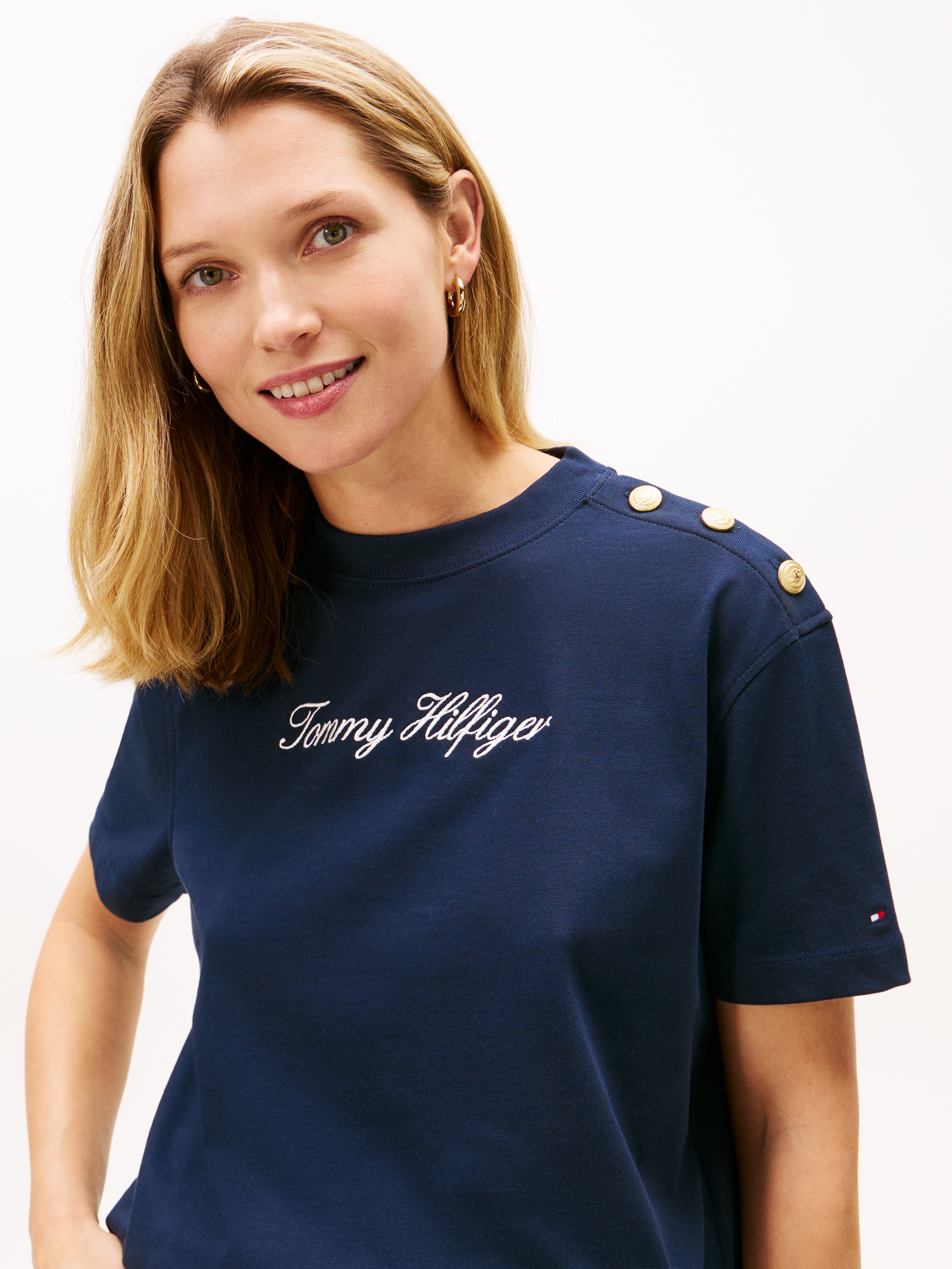 Tommy Hilfiger T-shirt à manches courtes »GOLD BTN SCRIPT MDRN SS TEE« mit goldfarbenen Knöpfen