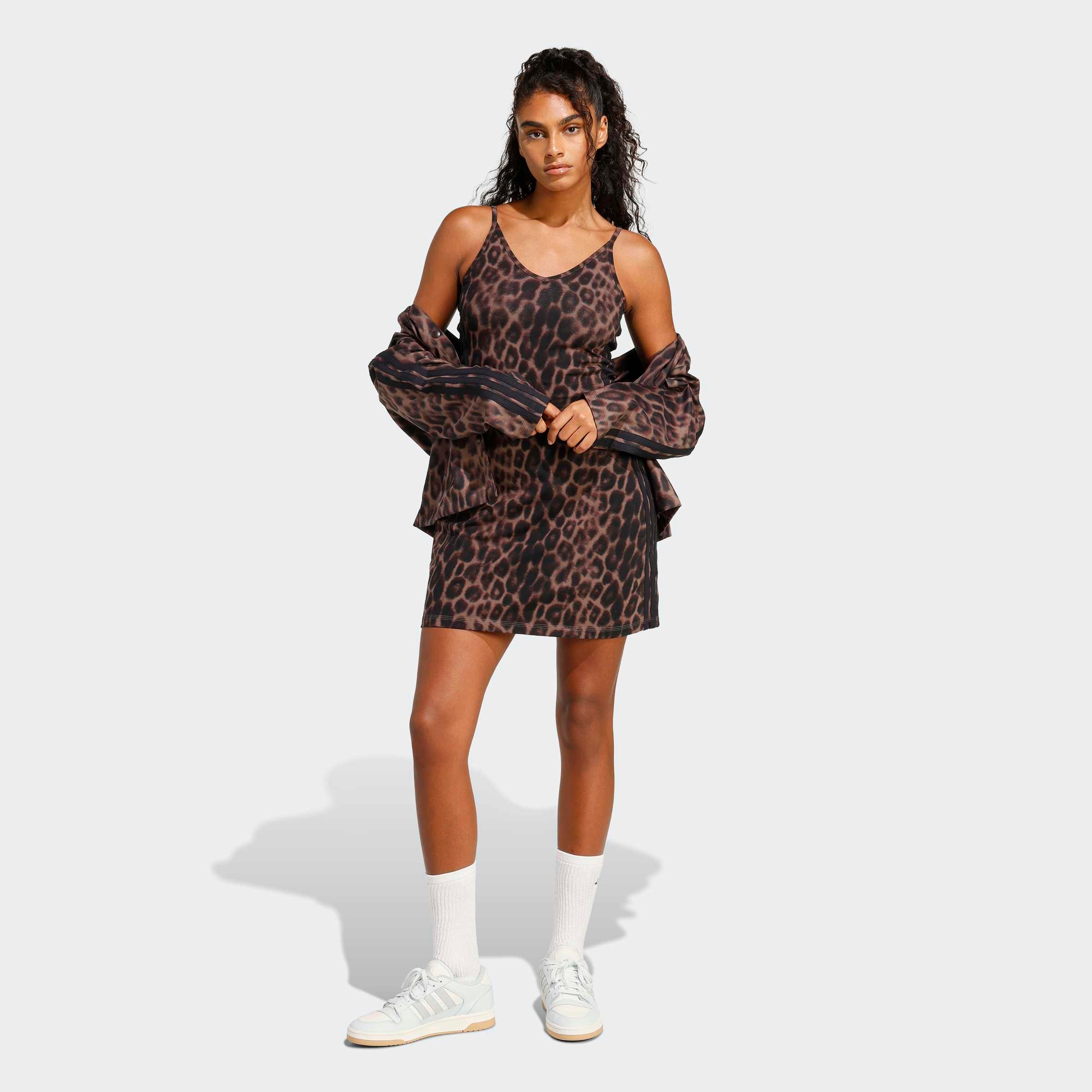 adidas Sportswear Shirtkleid »SEASONAL ESSENTIALS MIT LEOPARDENPRINT UND 3-STREIFEN«