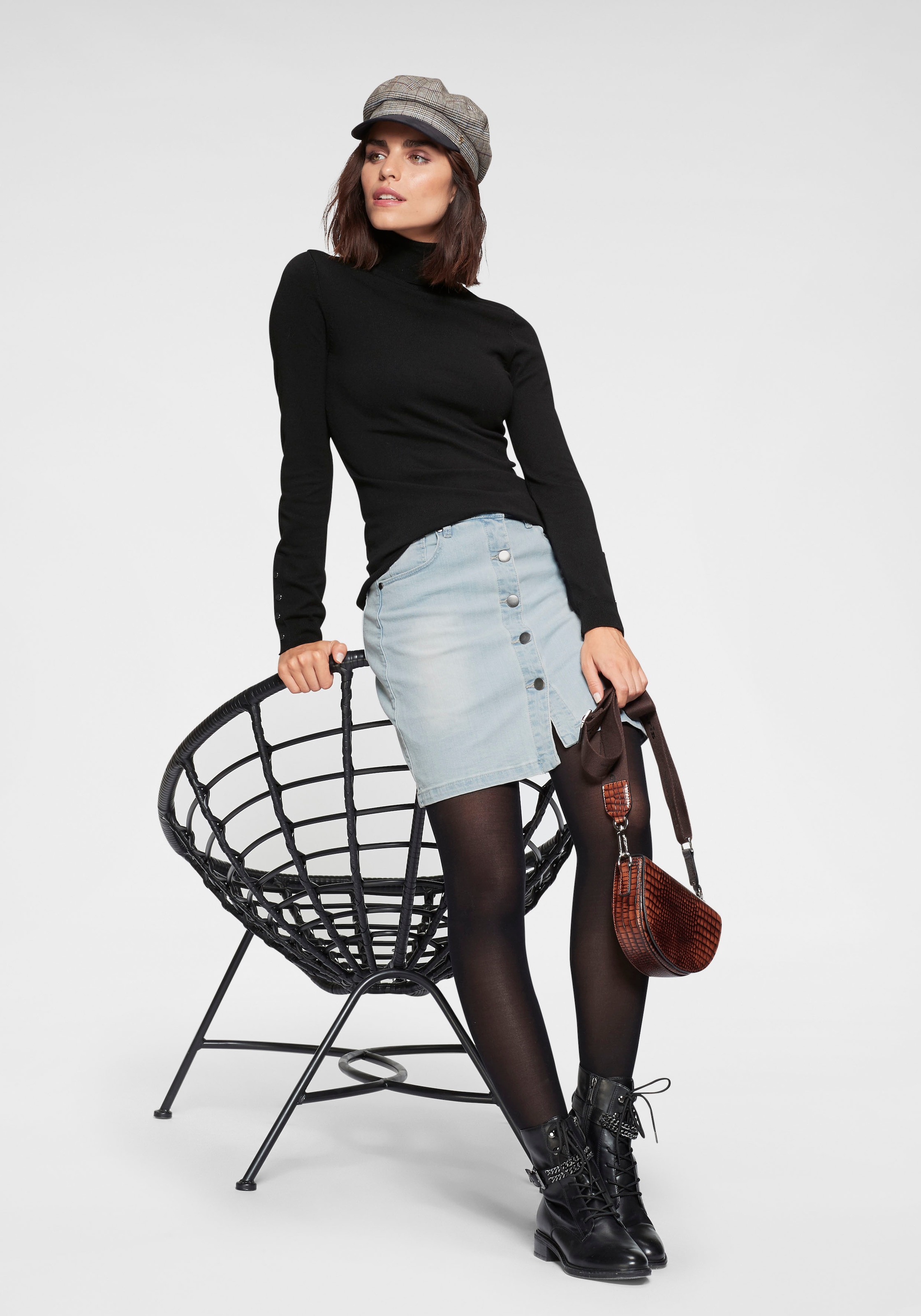 Tamaris Pull à col roulé in enger Form mit Knopfdetails