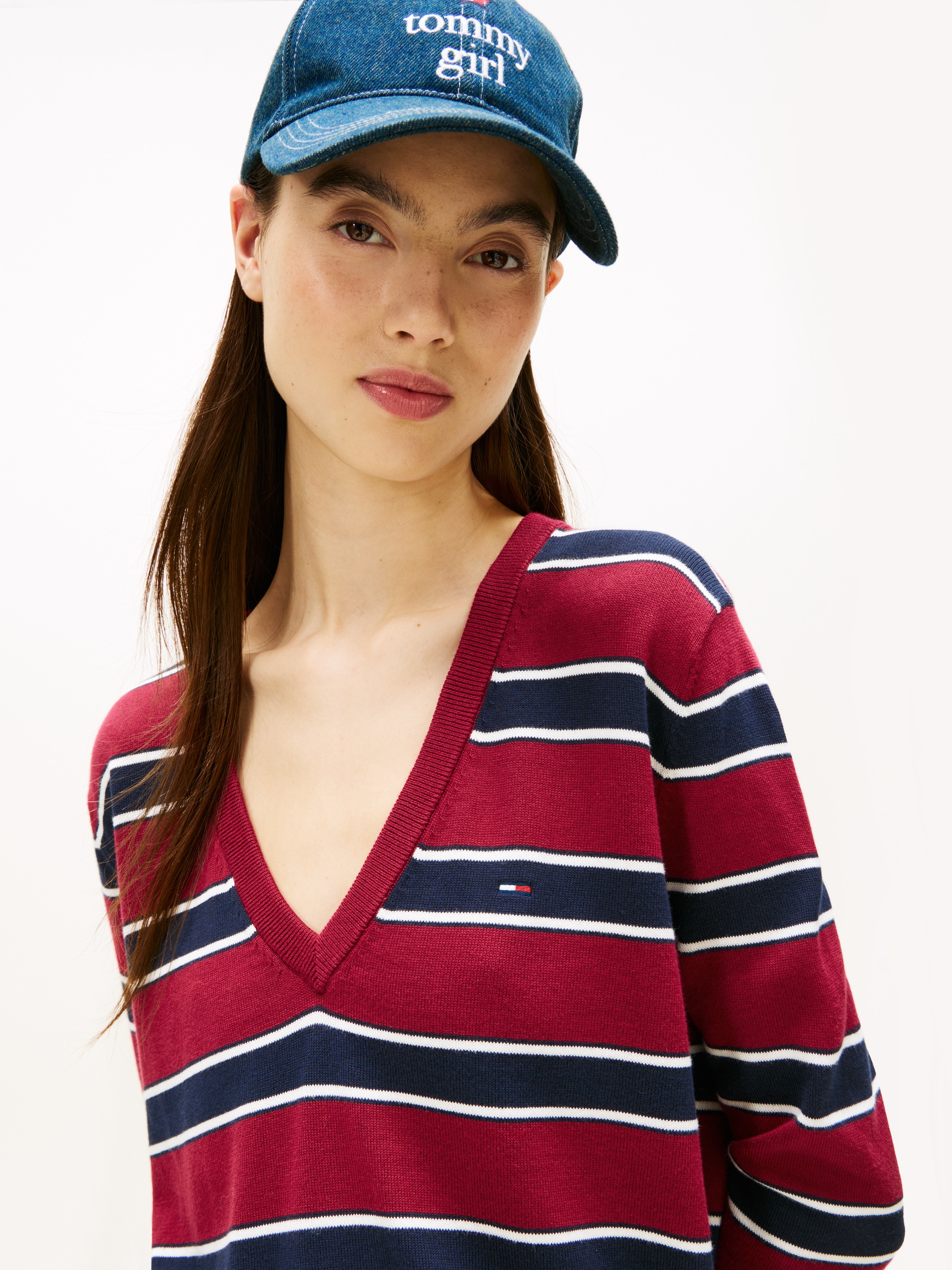 Tommy Jeans V-Ausschnitt-Pullover »TJW ESSENTIAL VNECK SWEATER EXT« mit Logostickerei