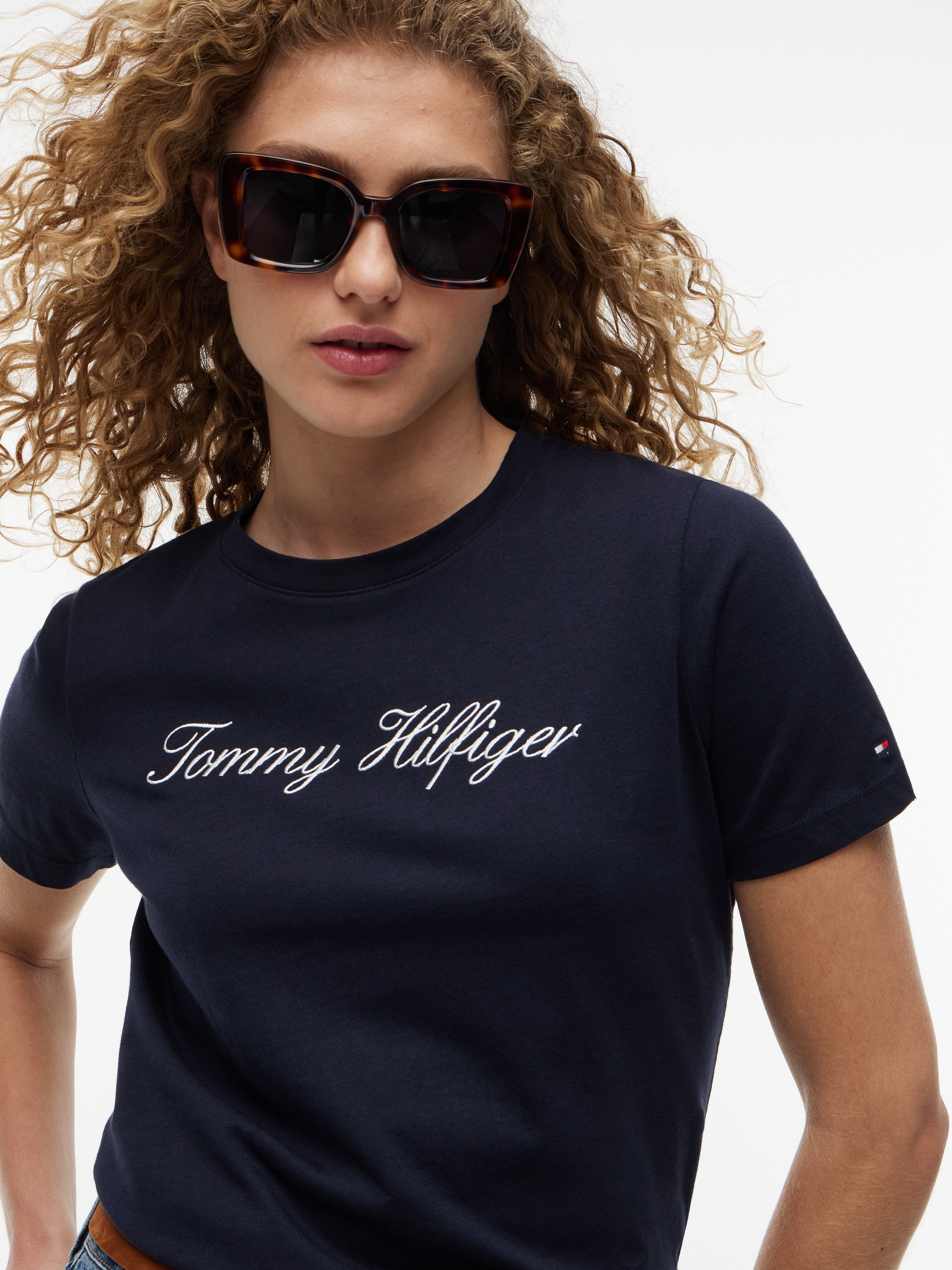 Tommy Hilfiger T-shirt »NOS SCRIPT REGULAR C-NK SHORT SLEEVE« avec col rond et broderie contrastée, coupe régulière