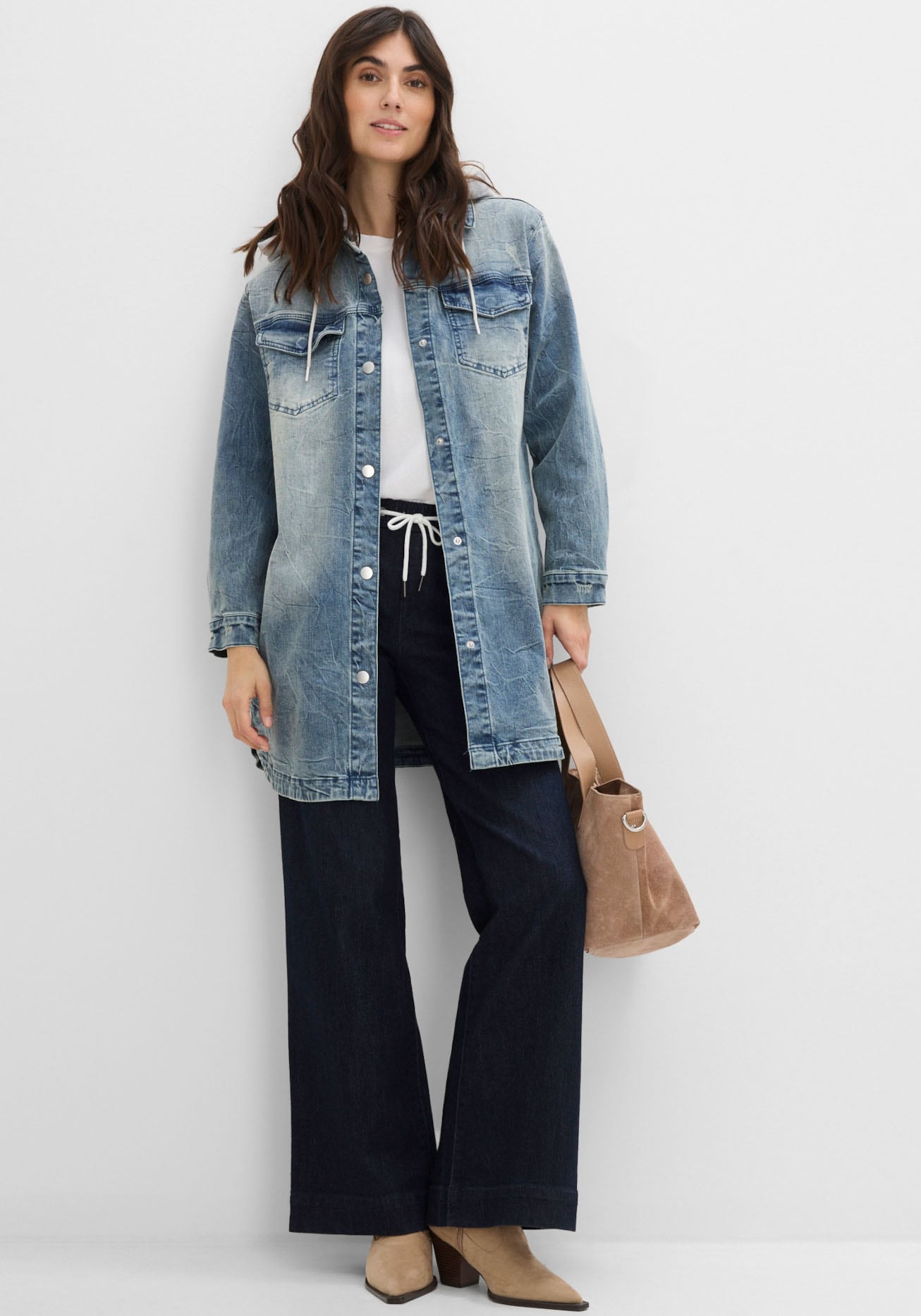 bonprix Veste en jean mit Kapuze lange, bequeme Passform, mit Eingriffs- und Brusttaschen