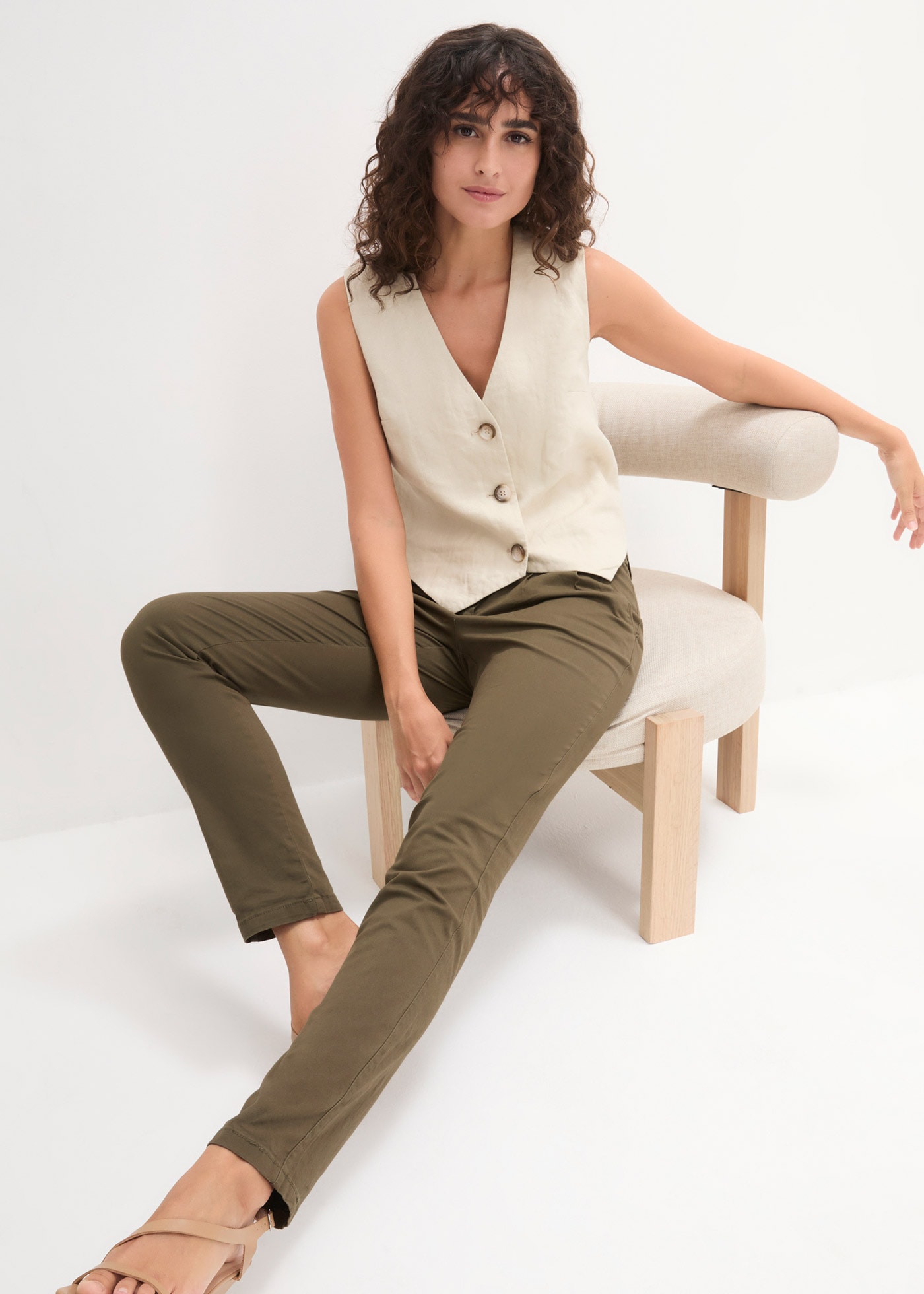 bonprix Chinos  schmale Form, mit Bundfalten und praktischen Taschen