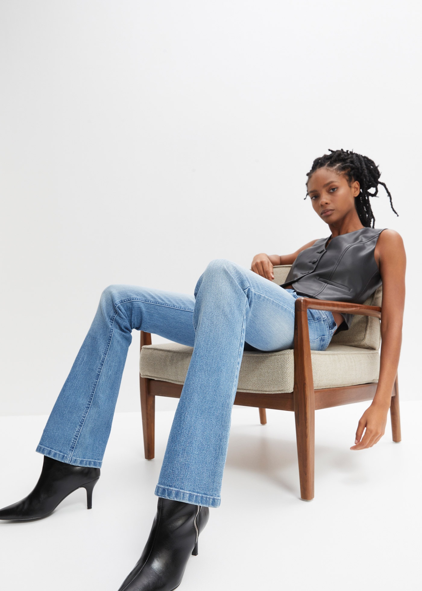 bonprix Jeans à pattes d'eph »Flared Jeans Mid Waist, Stretch« 5-Pocket-Style, aus Baumwolle, Polyester und Elasthan, Mid Waist