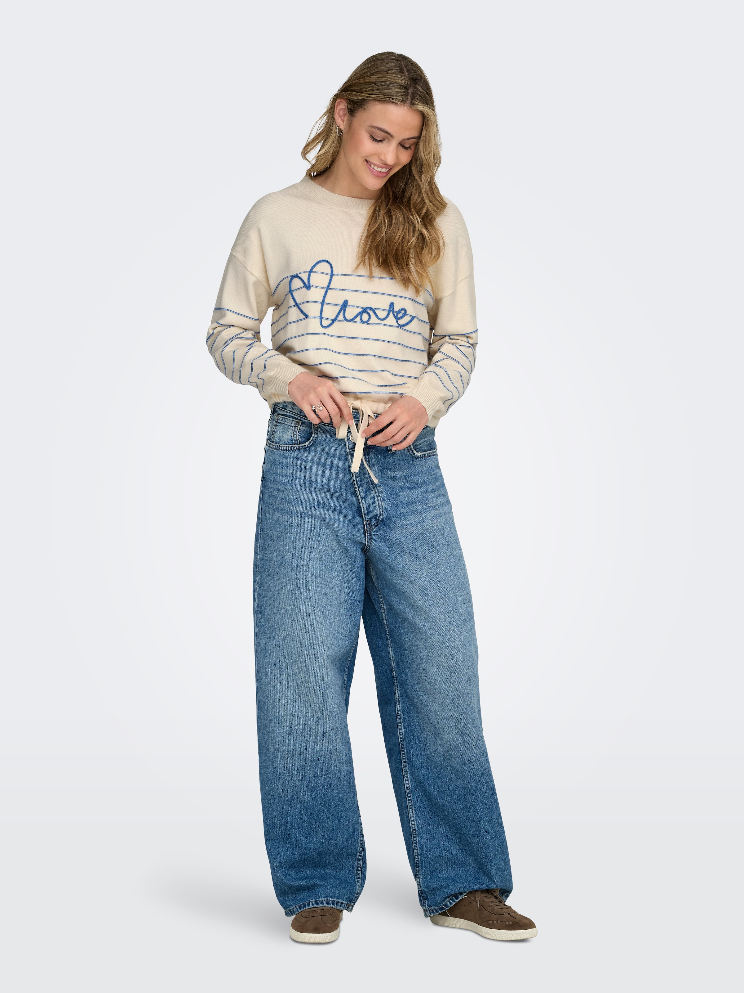 ONLY Rundhalspullover »ONLSIGNE LIFE LS TEXT DETAI ONECK CC KNT« mit Bindeband und Schriftzug Detail vorn