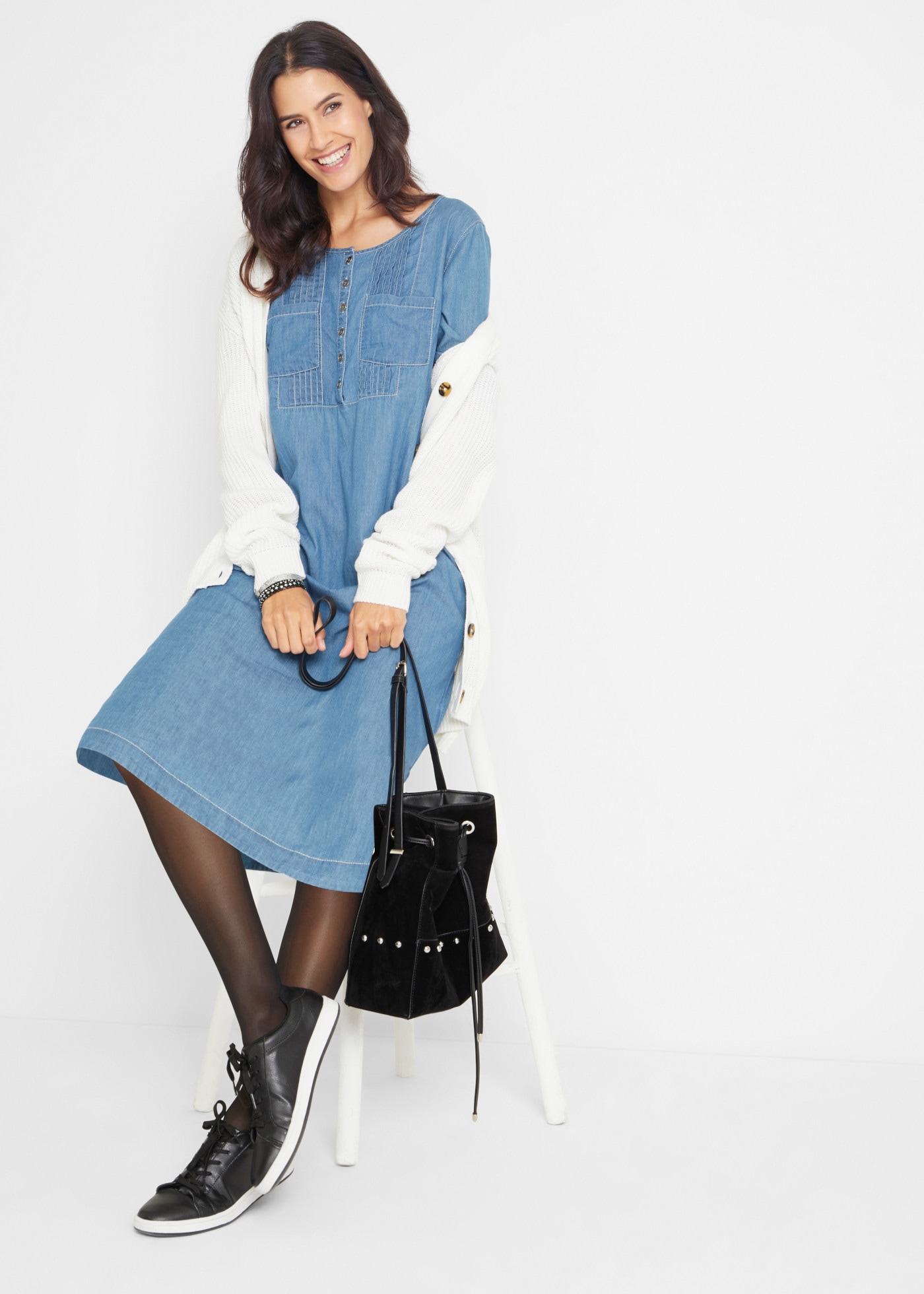 bonprix Robe en jean en denim doux, avec plis et patte de boutonnage sur le haut