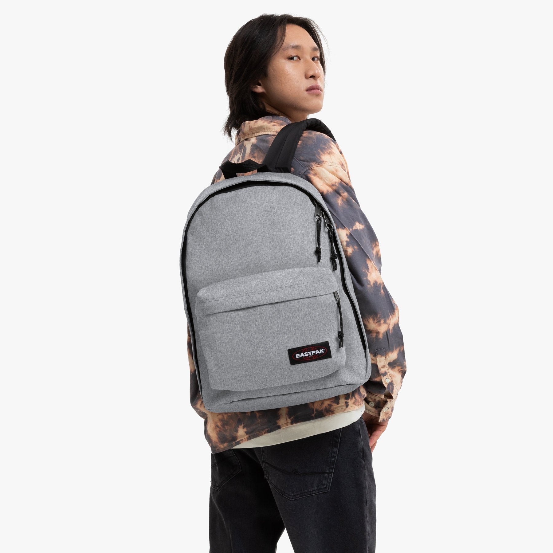 Eastpak Freizeitrucksack »OUT OF OFFICE« Unisex Cityrucksack, Arbeitsrucksack, Schulrucksack mit Logo-Aufnäher