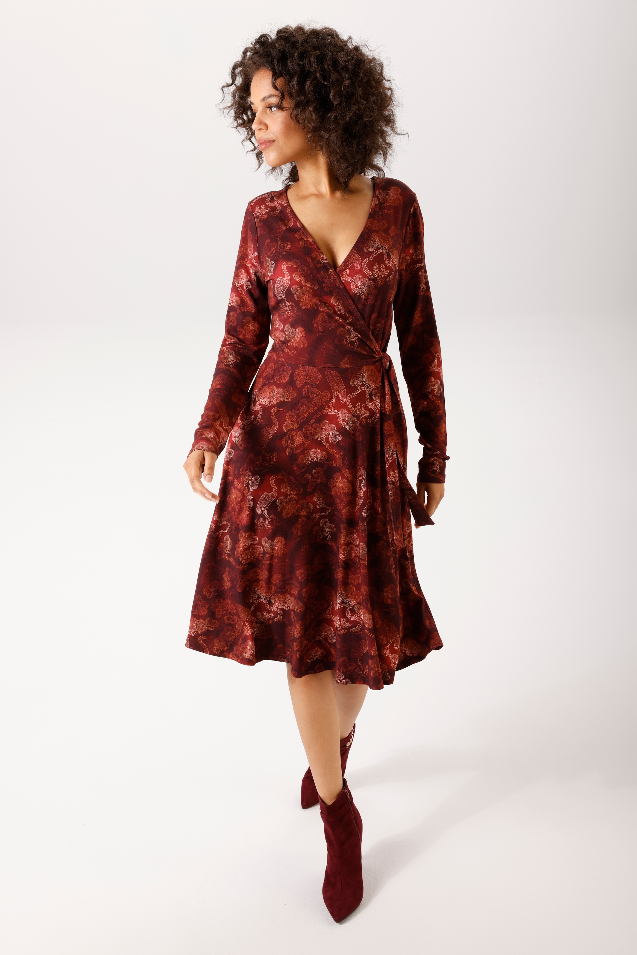 Aniston CASUAL Jerseykleid mit Kranichen im fantasievollen, fernöstlichen Druck - NEUE KOLLEKTION