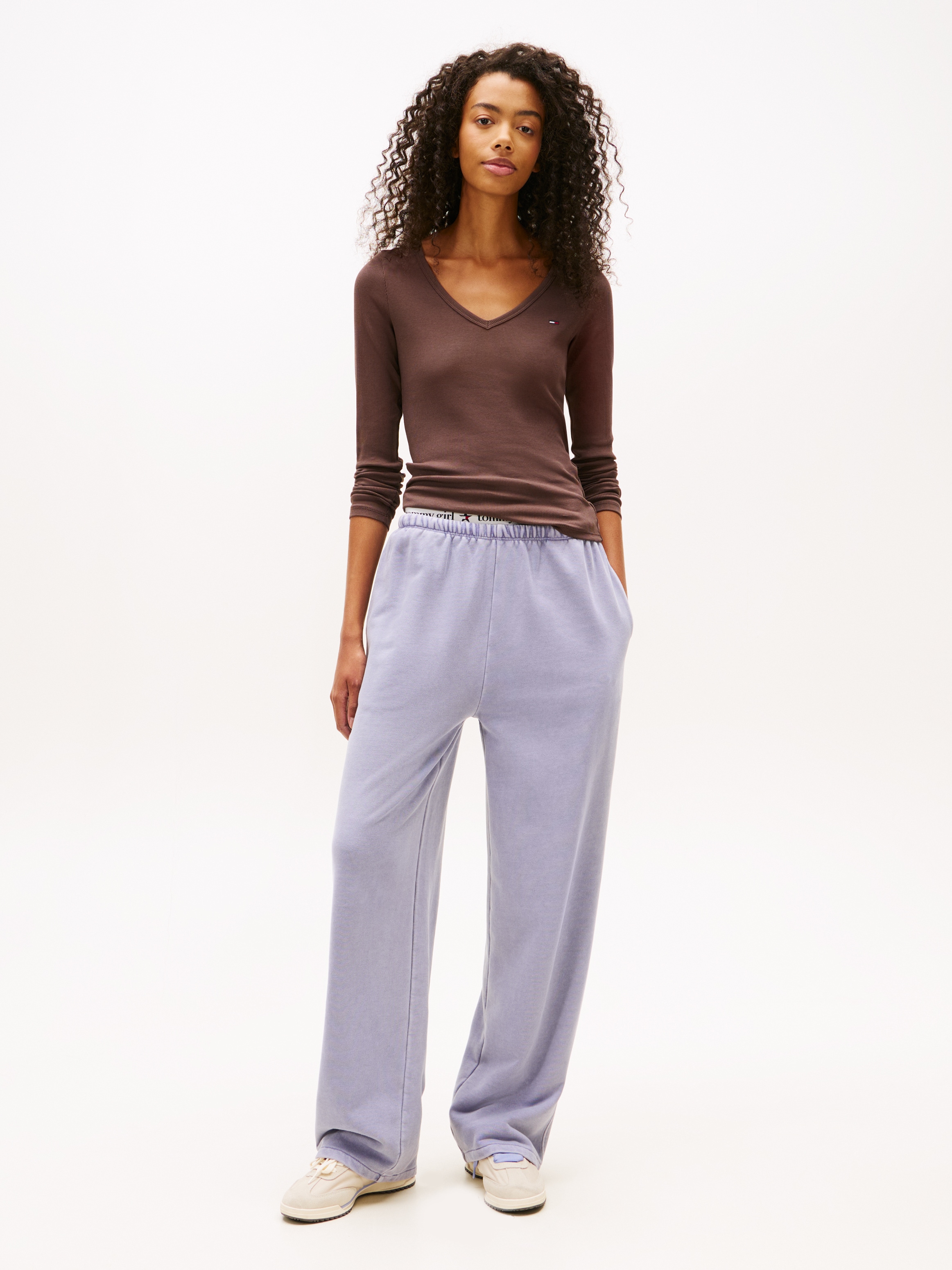 Tommy Jeans Langarmshirt »TJW SLIM ESSENTIAL RIB V LS« mit Logostickerei