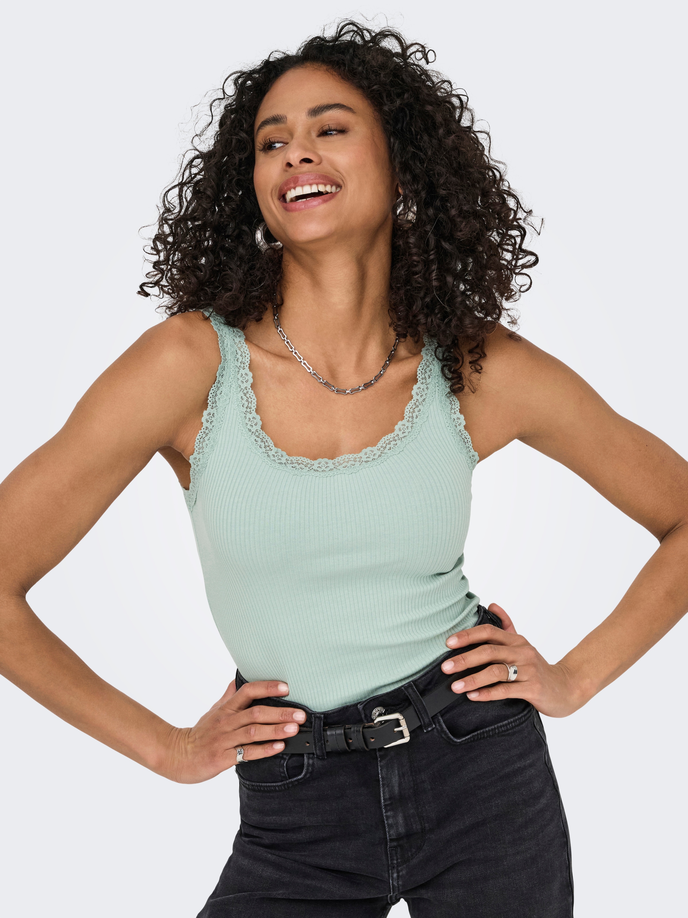 ONLY Débardeur »ONLSARA – Tanktop mit Spitzendetail am Ausschnitt« mélange coton, coupe régulière