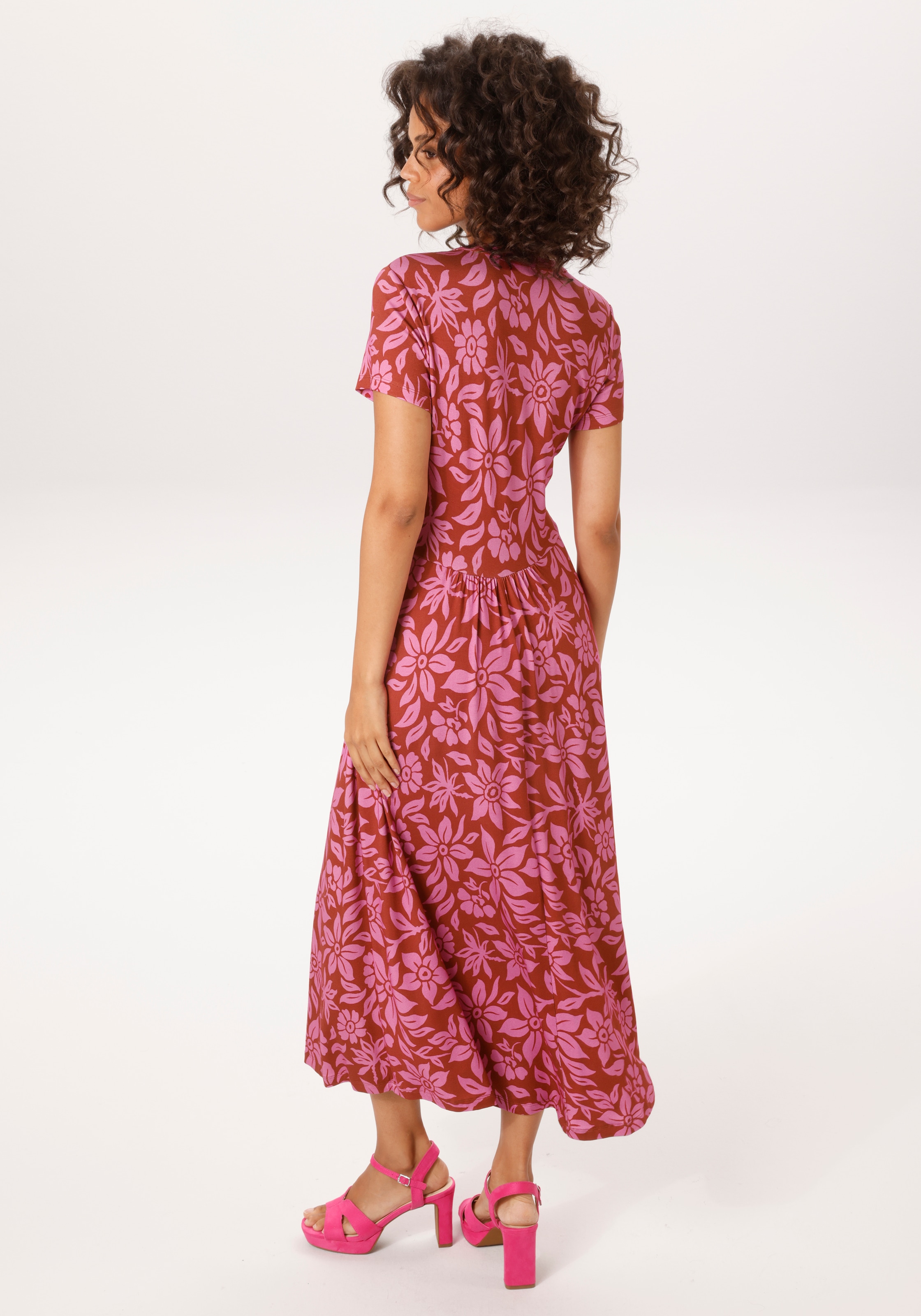 Aniston CASUAL Robe d'été mit trendfarbenem, grafischen Blumendruck - NEUE KOLLEKTION