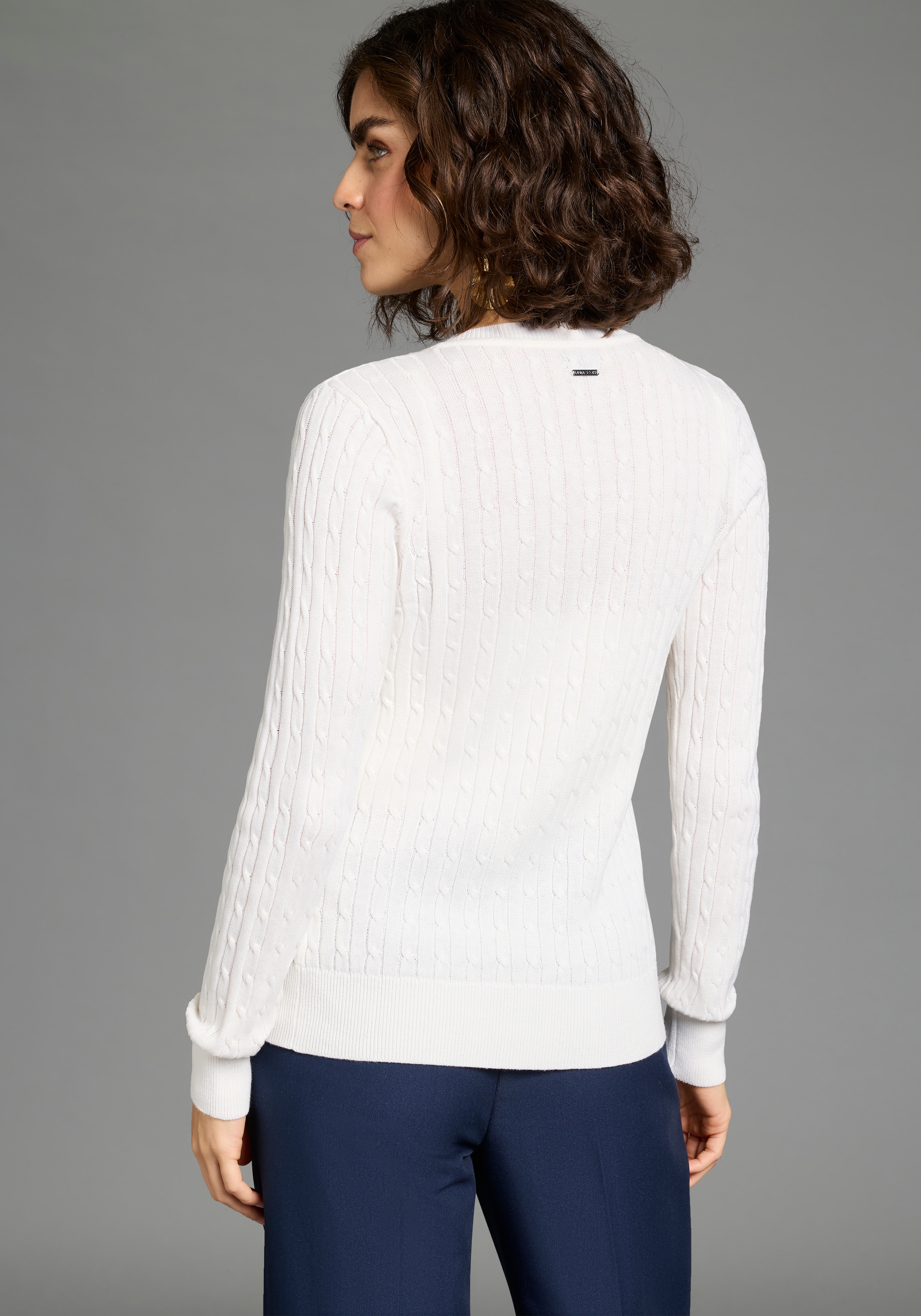 Laura Scott Veste en tricot mit Zopfstrickmuster und Knopfleiste