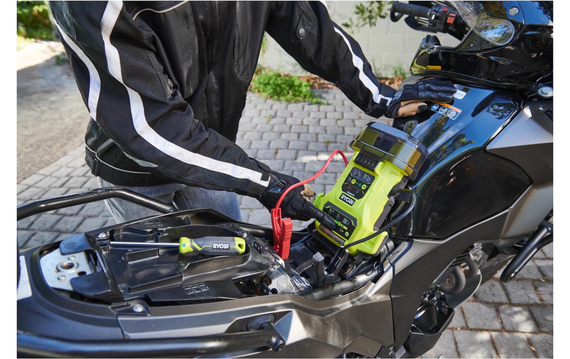 RYOBI Chargeur de batterie de voiture »Starterbatterie RJSC18«