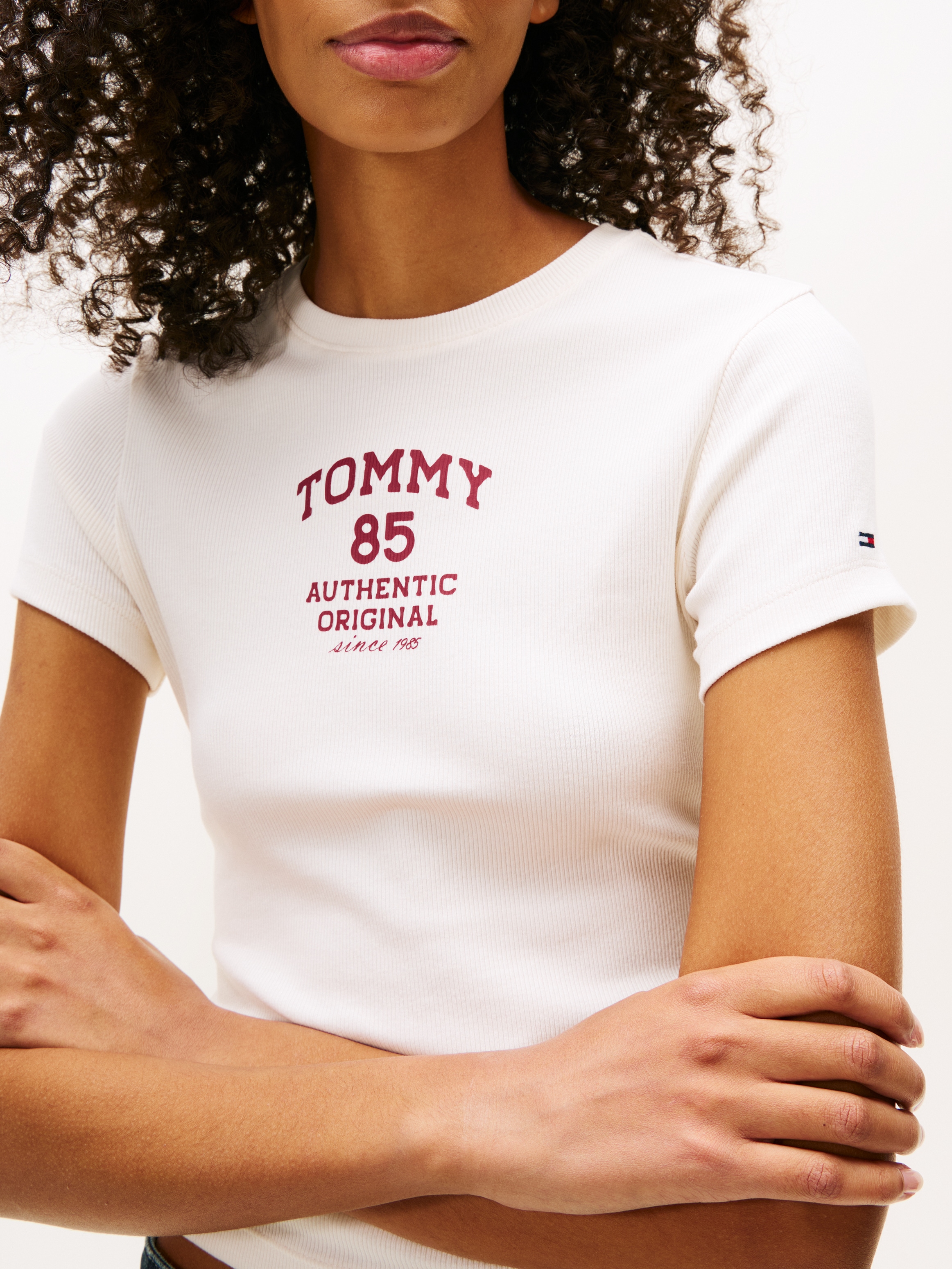 Tommy Jeans Kurzarmshirt »TJW SLIM TOMMY 85 RIB SS TEE« in gerippter Struktur