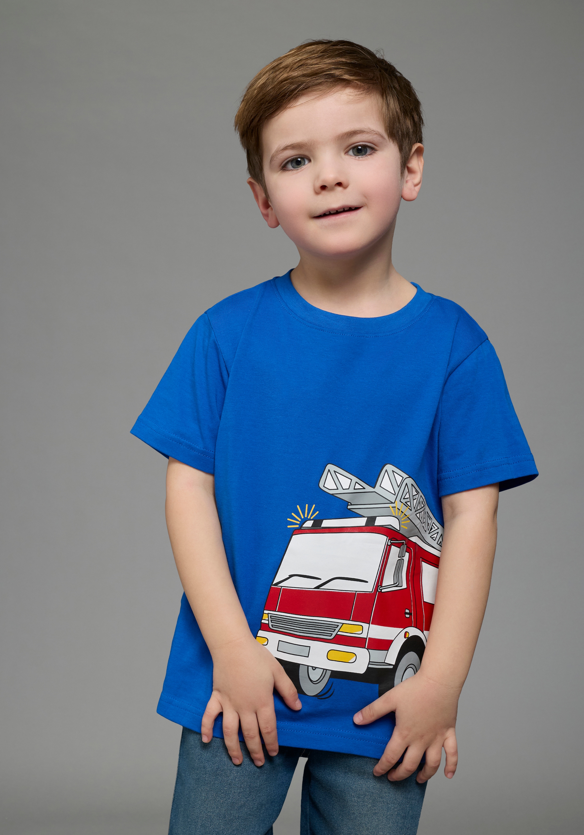 KIDSWORLD T-shirt »Cooles Shirt mit Feuerwehr Folienprint« pour garçons, manches courtes, avec impression pailletée, coupe basique