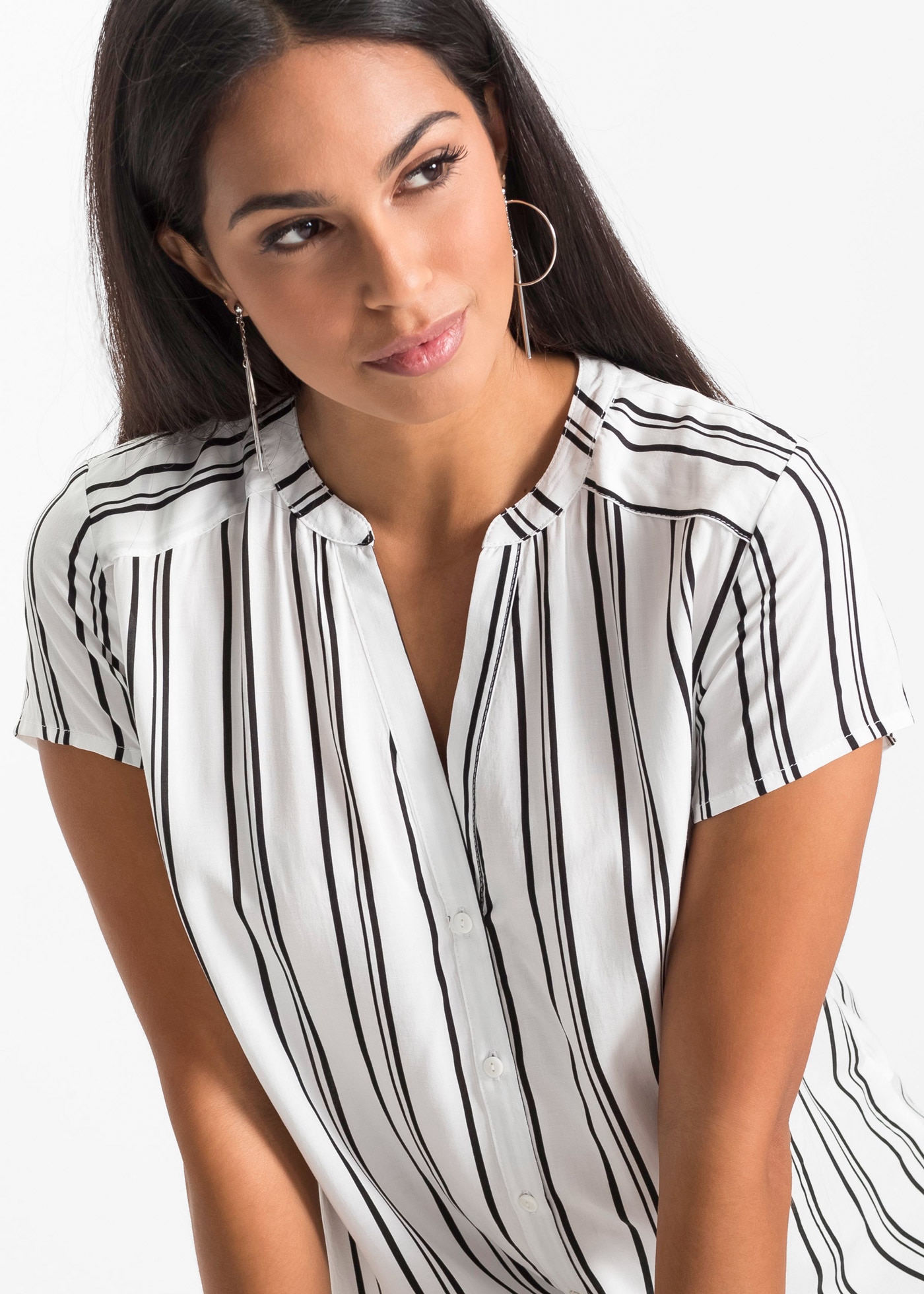 bonprix Blouse à manches courtes Regular Fit, für Businessmode, aus Viskose, feminin gestaltet
