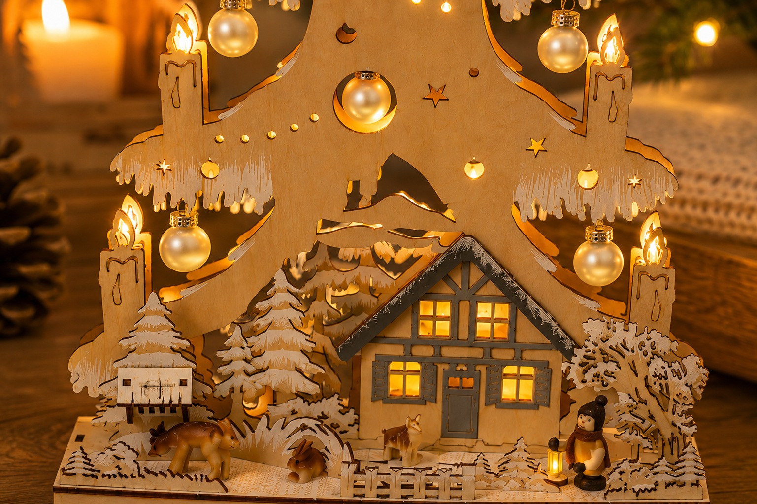 GOODproduct Weihnachtsszene »Fensterdeko, Lichtbaum« mit golden Kugeln und LED Kerzen, weihnachtliche Motive