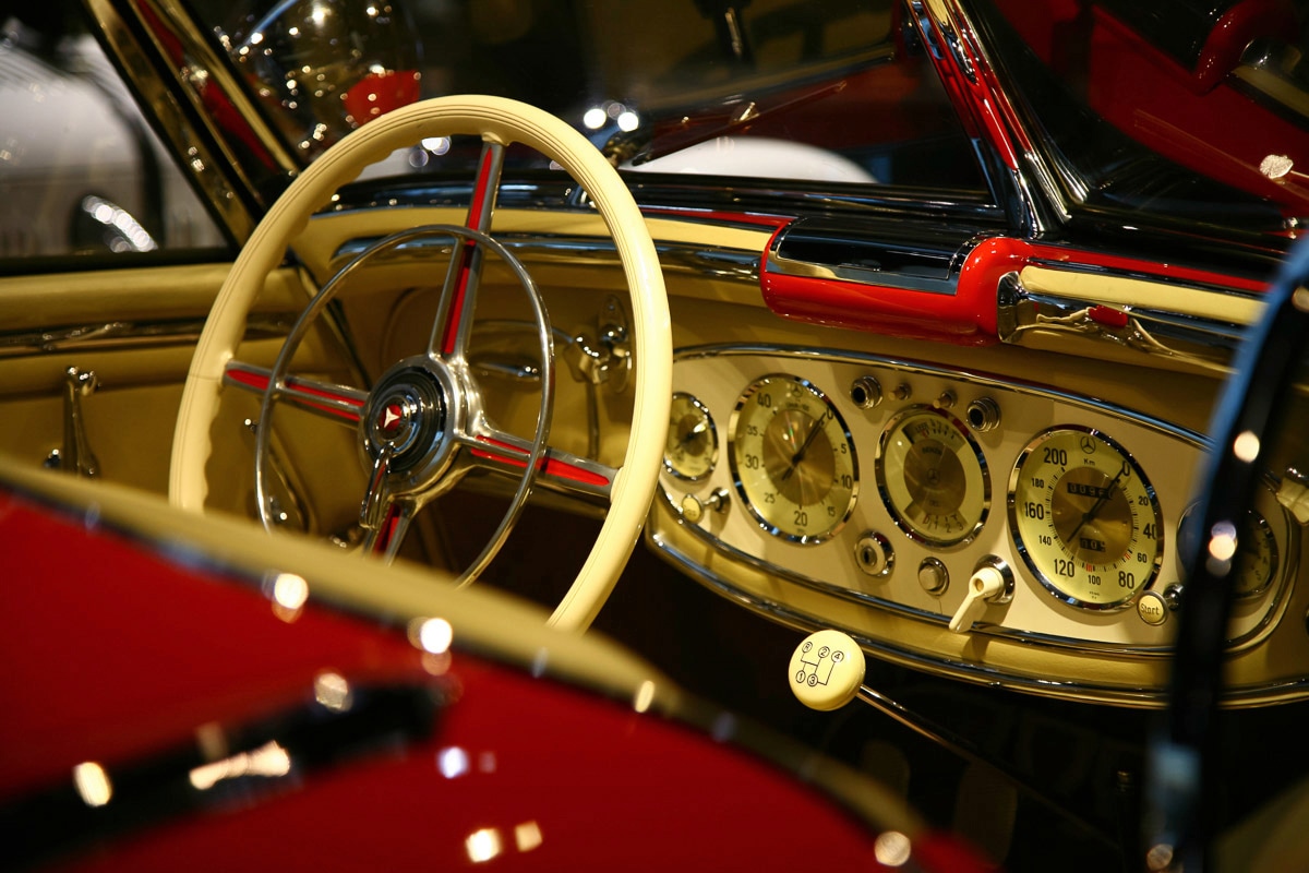 Papermoon Fototapete »Klassisches Benz Interieur«