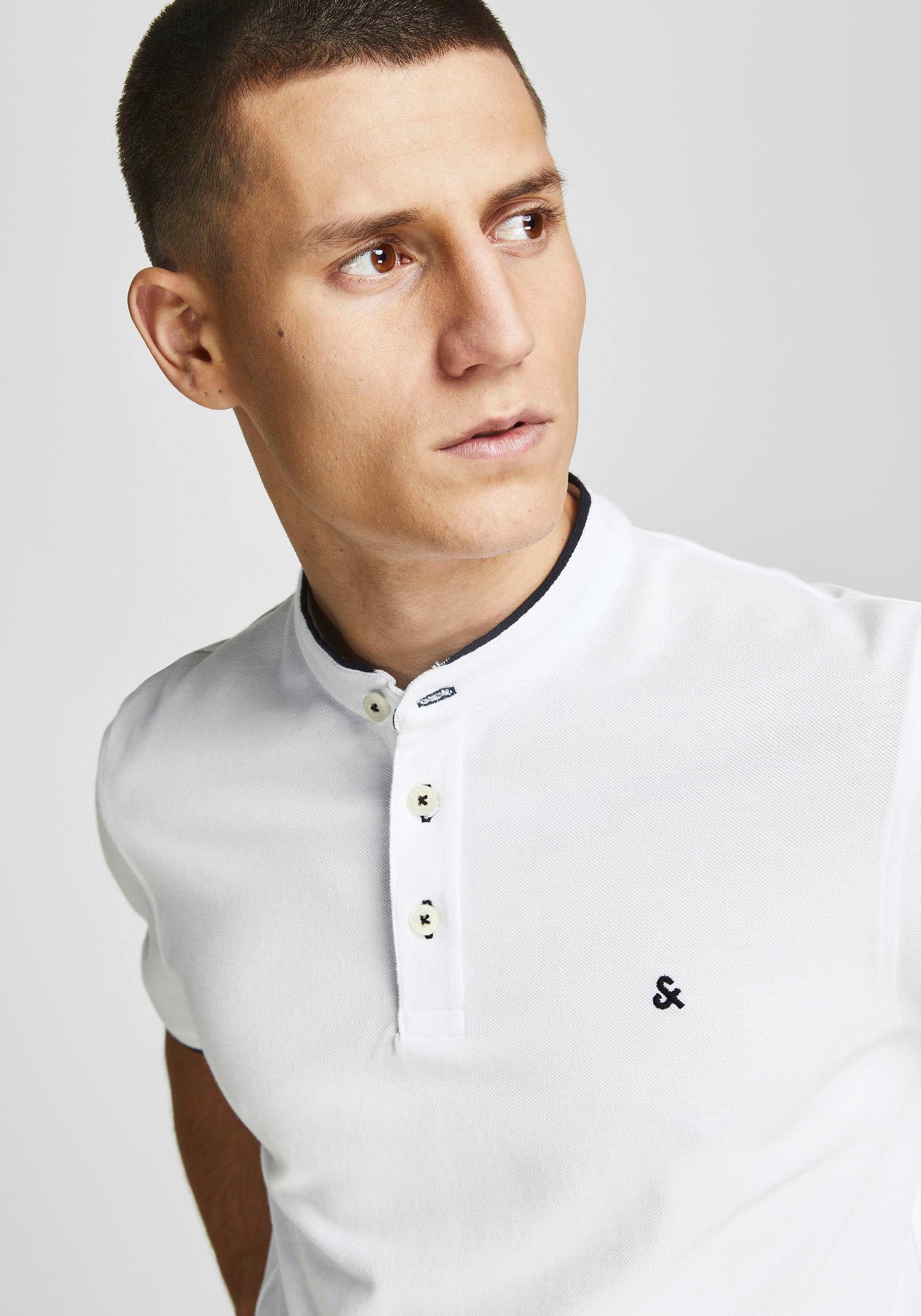 Jack & Jones Kurzarmshirt »PAULOS MAO POLO« mit kontrastfarbiger Kante am schmalen Stehkragen und am Ärmelsaum