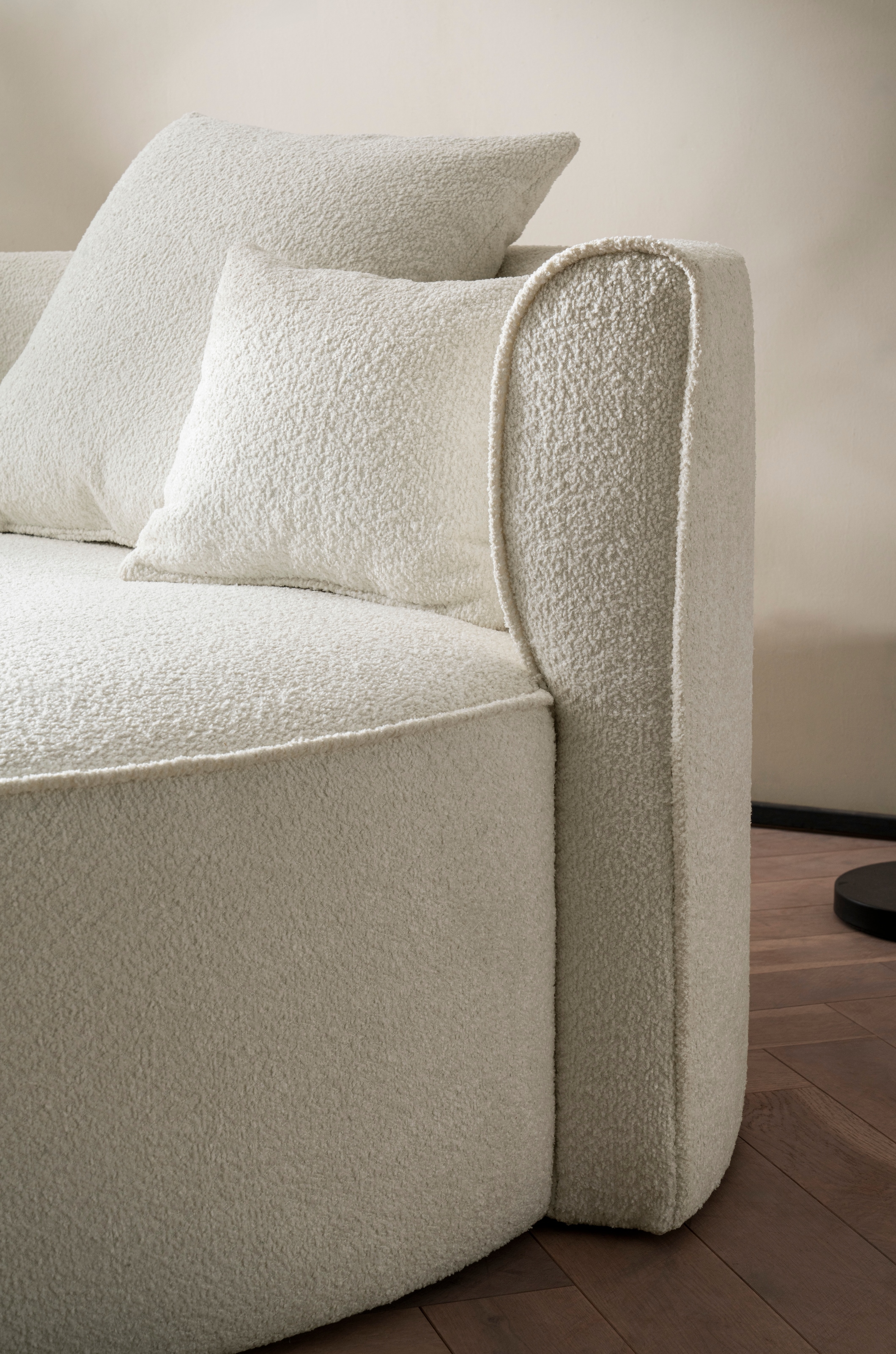 LeGer Home by Lena Gercke 2,5-Sitzer »ISALIE Bouclé, rundes Loungesofa, mit Kissen, perfekt gepolstert« moderne Stoffe, mit 4 Zierkissen, extra grosse Sitzfläche