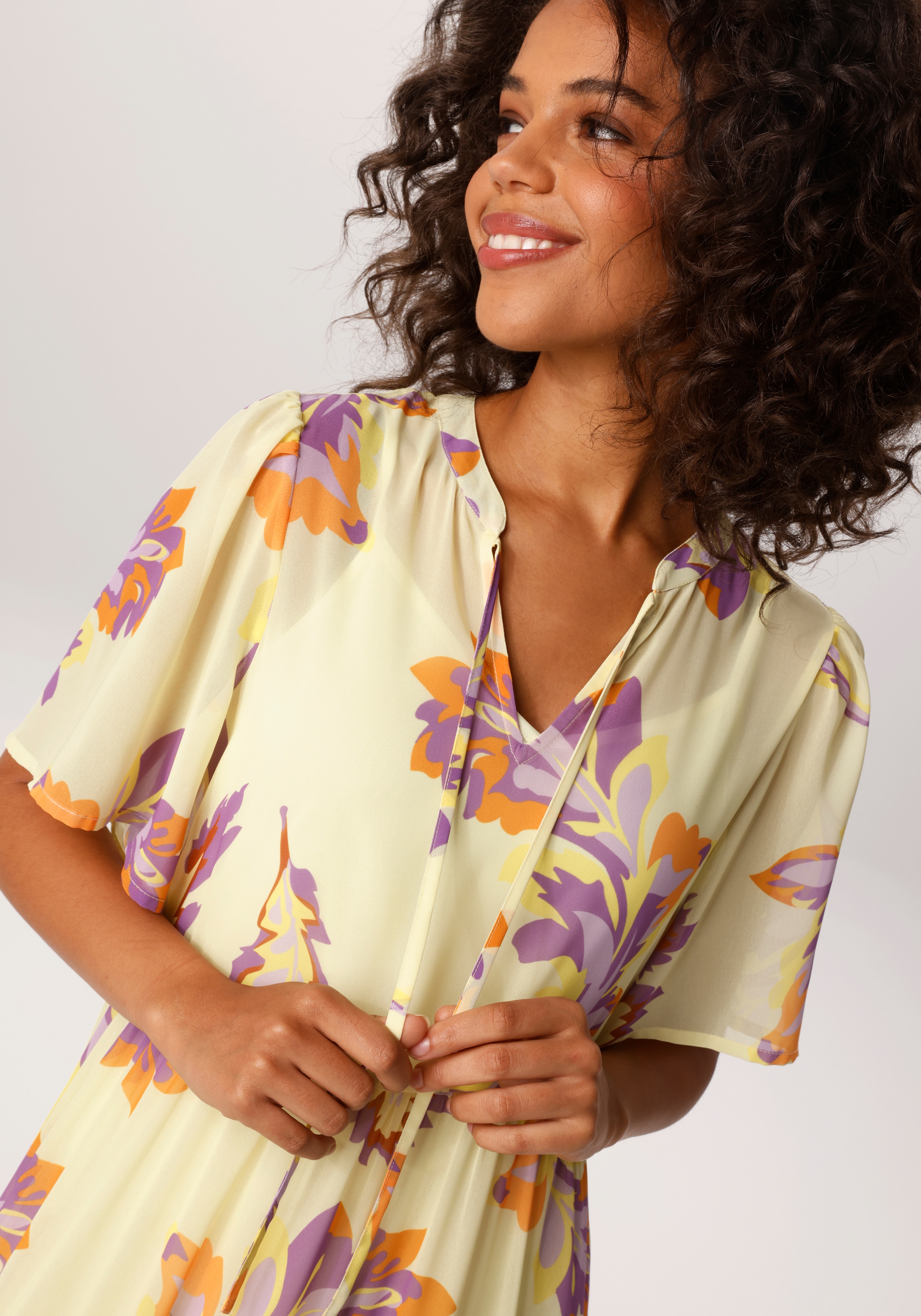 Aniston CASUAL Robe d'été mit grafischen Blättern bedruckt - NEUE KOLLEKTION