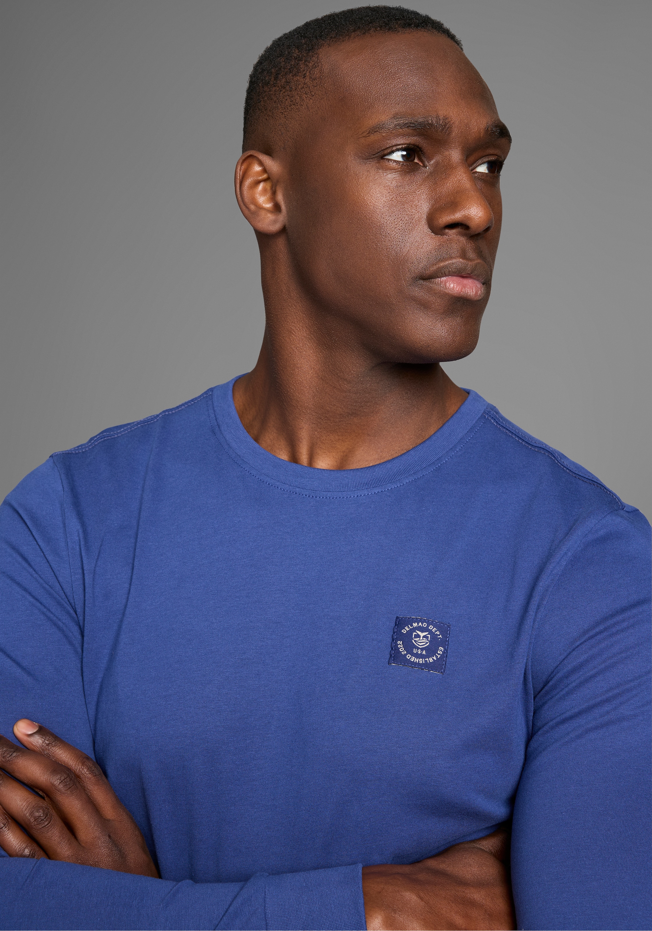 DELMAO Shirt à col rond mit Markenlabel