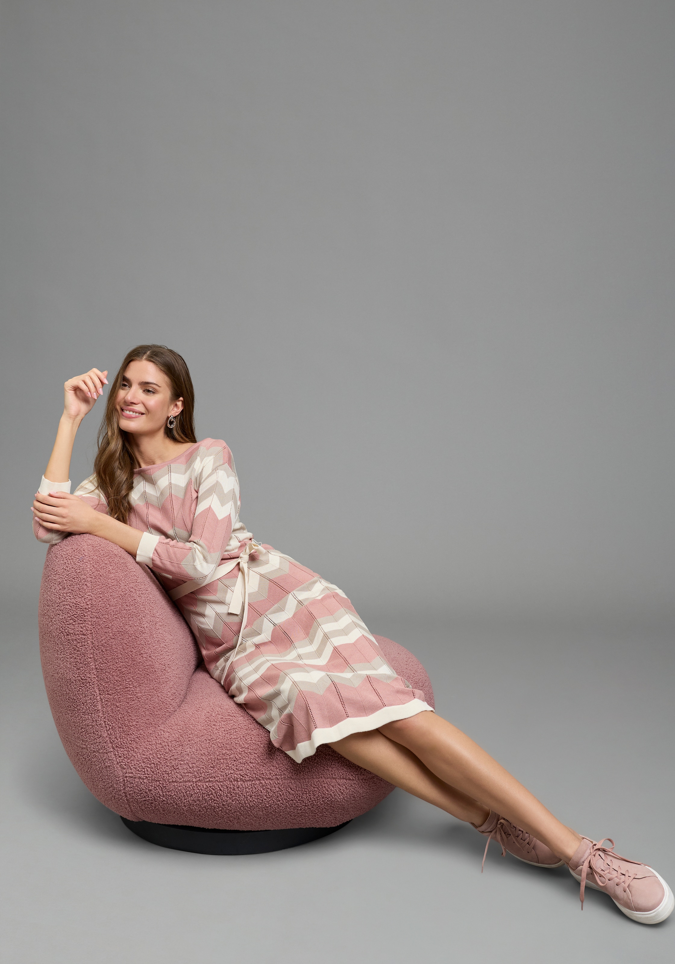 Laura Scott Robe en tricot mit modernem Zickzack-Muster