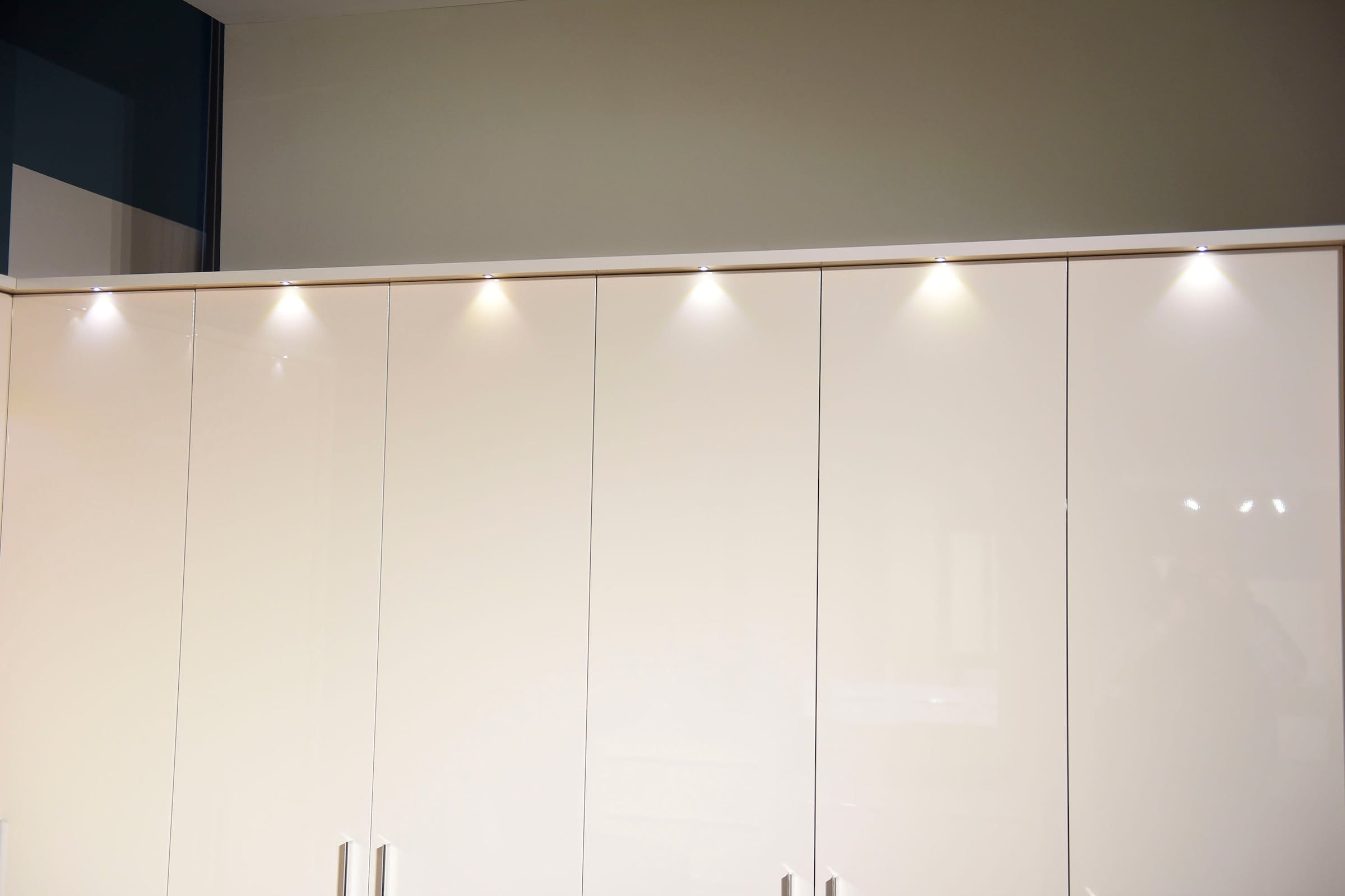 GOODproduct Drehtürenschrank »Piano, inklusive Rahmen und Beleuchtung, soft-close-Funktion« 277 oder 322cm breit, 226cm hoch, mit 4 Schubladen,  UV lackiert, hochglänzend weiss oder beige, FSC-zertifiziert