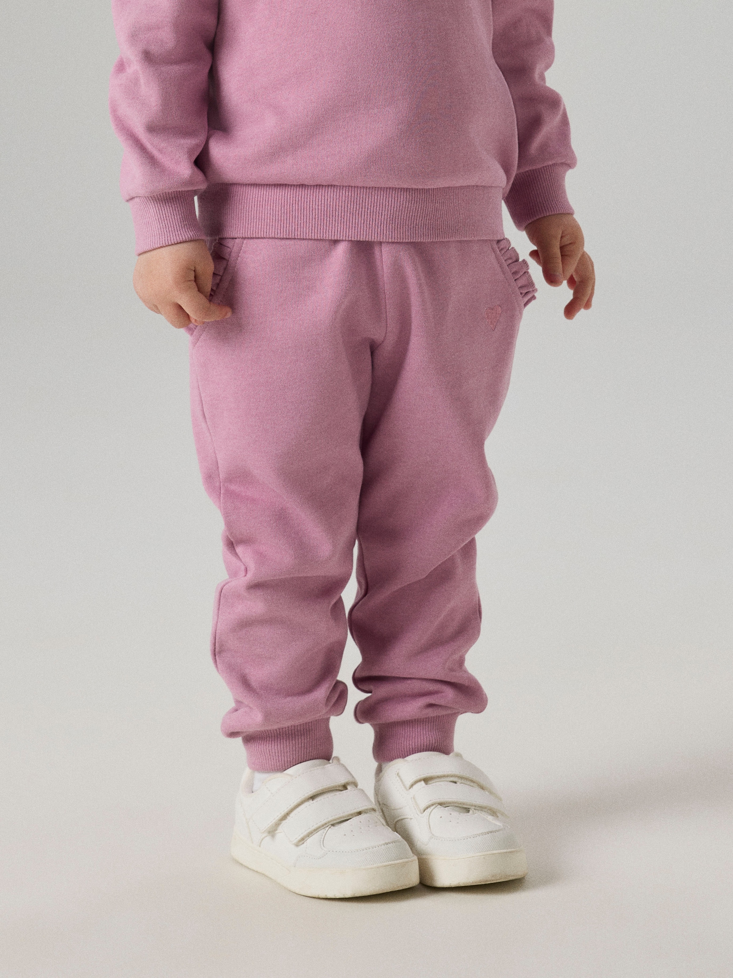 Name It Pantalon sweat »NMFVIMA SWE PANT BRU NOOS«  avec joli détail volanté