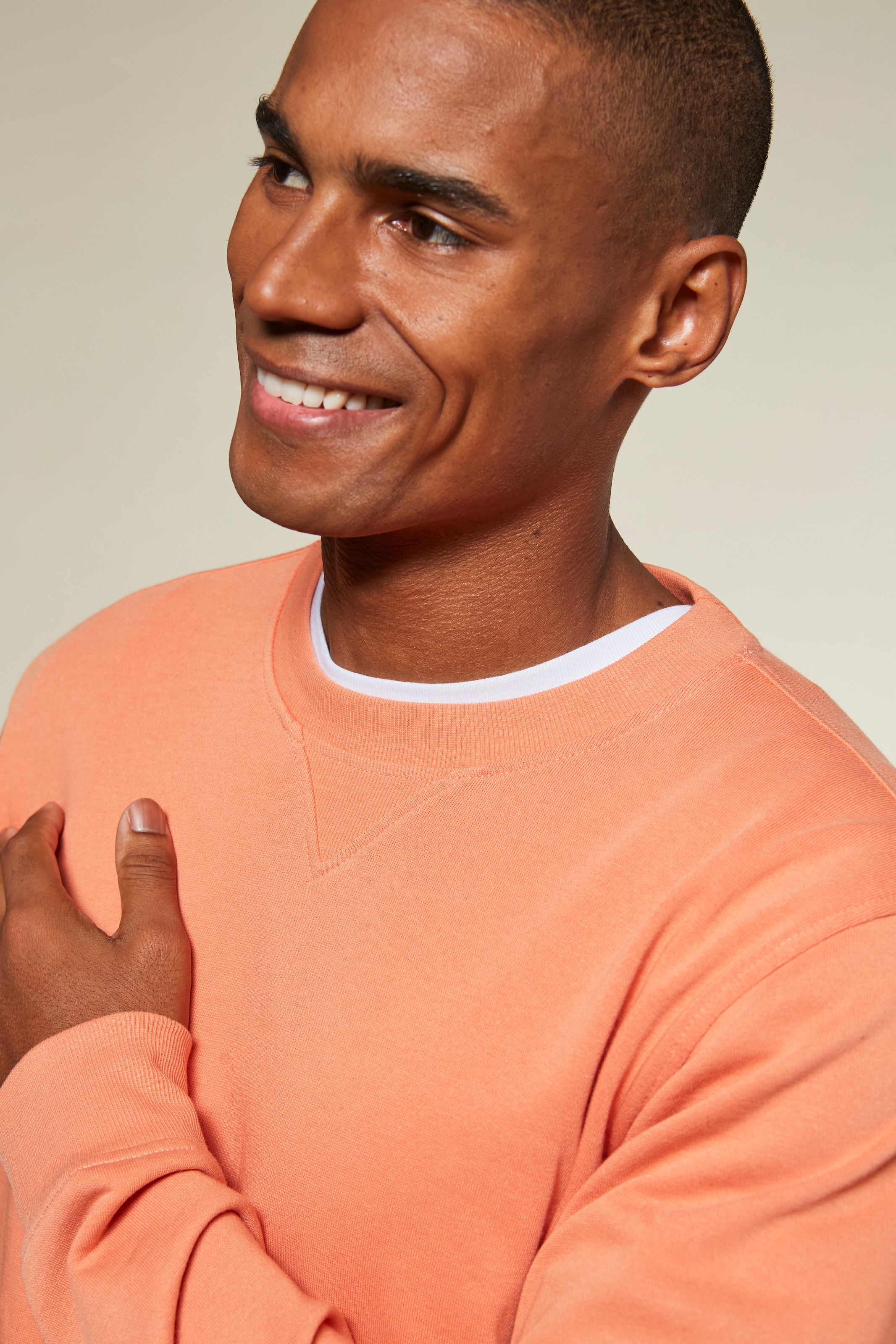 KangaROOS Sweatshirt »mit Rundhalsausschnitt«, mit coolem Rippeinsatz am Ausschnitt vorn
