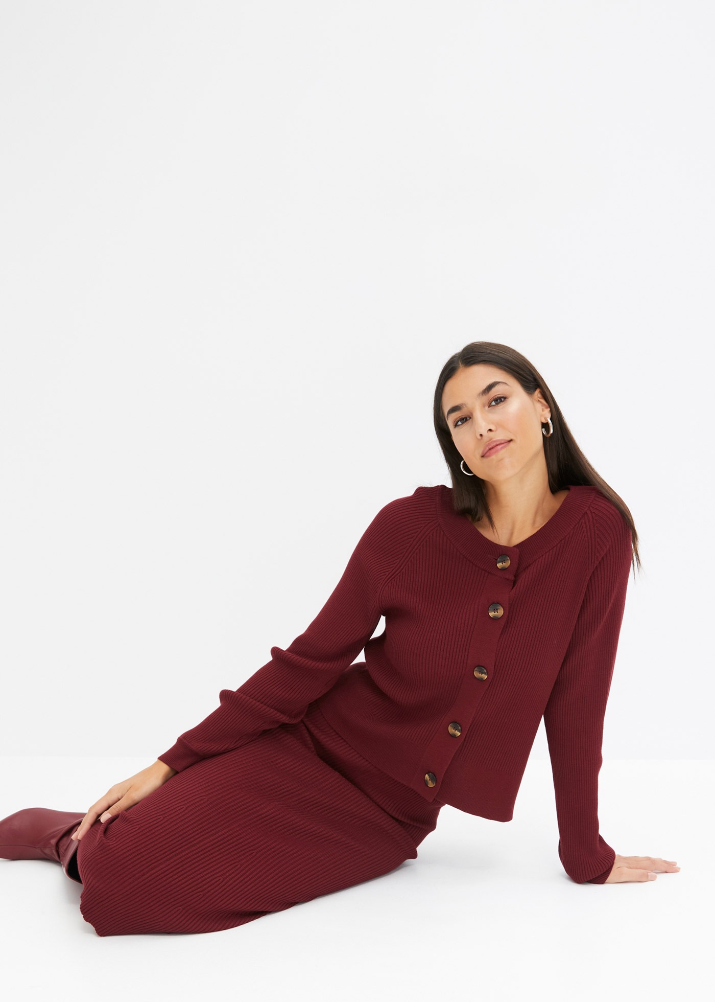 bonprix Strickjacke lässig geschnittene Passform, Ripp-Strickart, femininer Stil