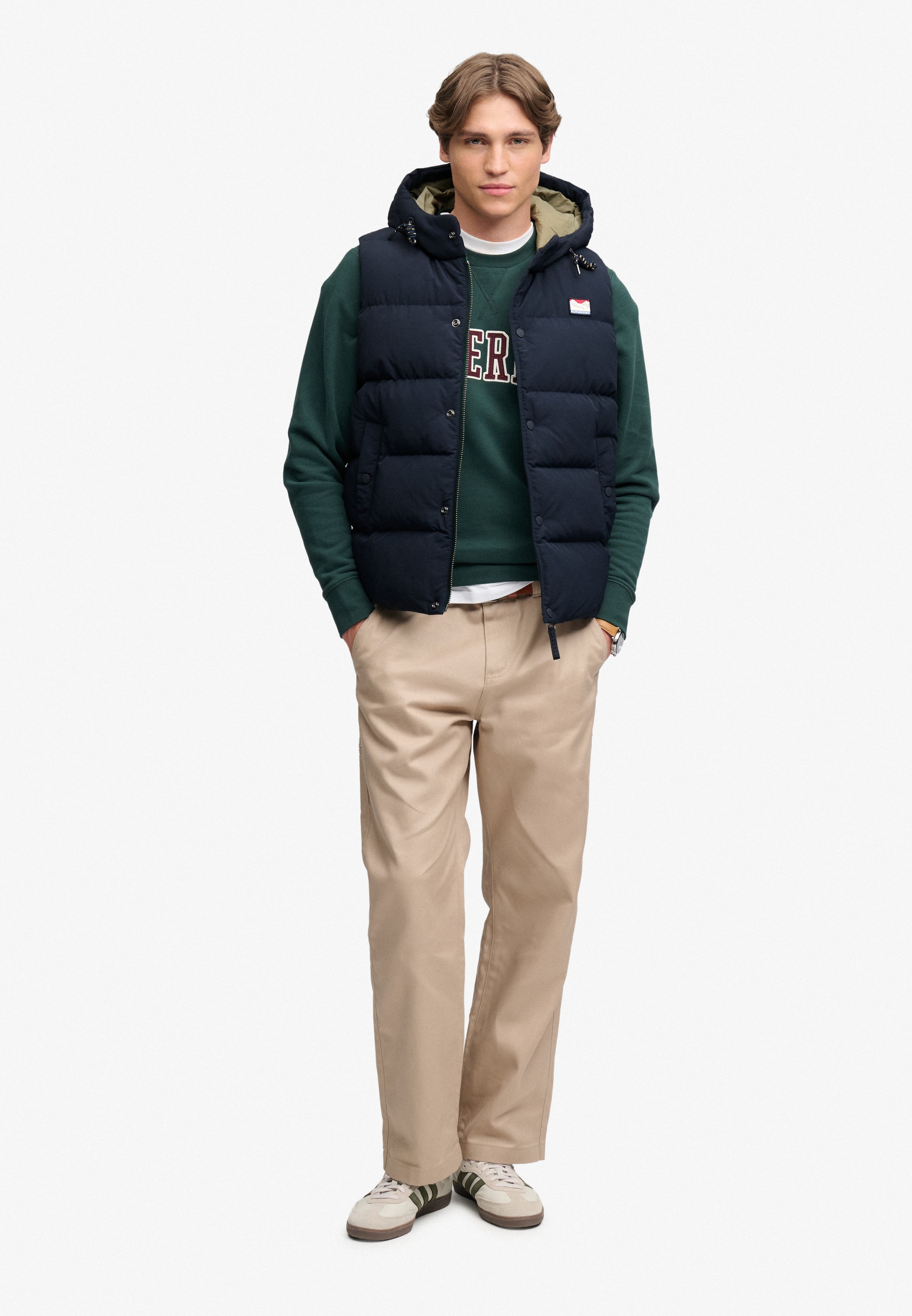 Superdry Gilet matelassé »HOOD SHORT EVEREST GILET« Coupe régulière, avec fermeture éclair, en nylon et fibre synthétique