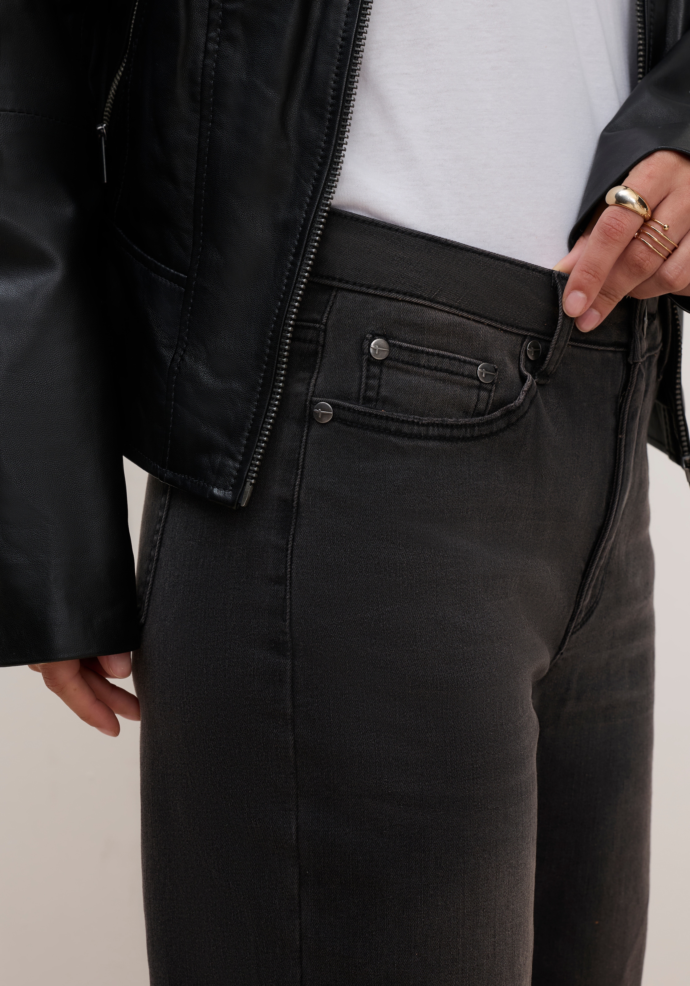 Tamaris Jeans large »mit modischer Silhouette und hohem Tragekomfort« taille haute, coupe longue, avec applications à boutons