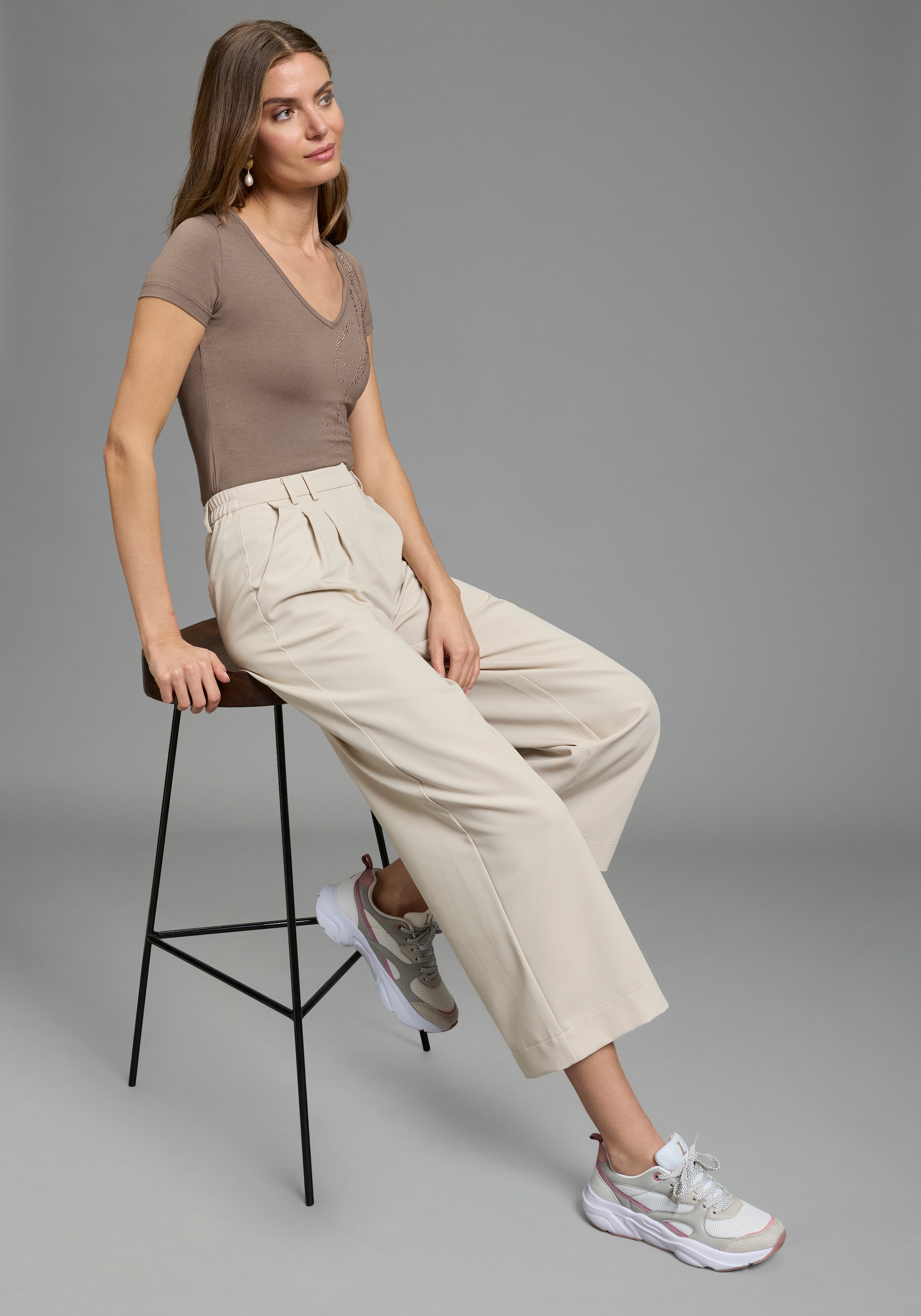 Melrose T-shirt taillierte Passform, tiefer V-Ausschnitt, aus elastischem Jersey