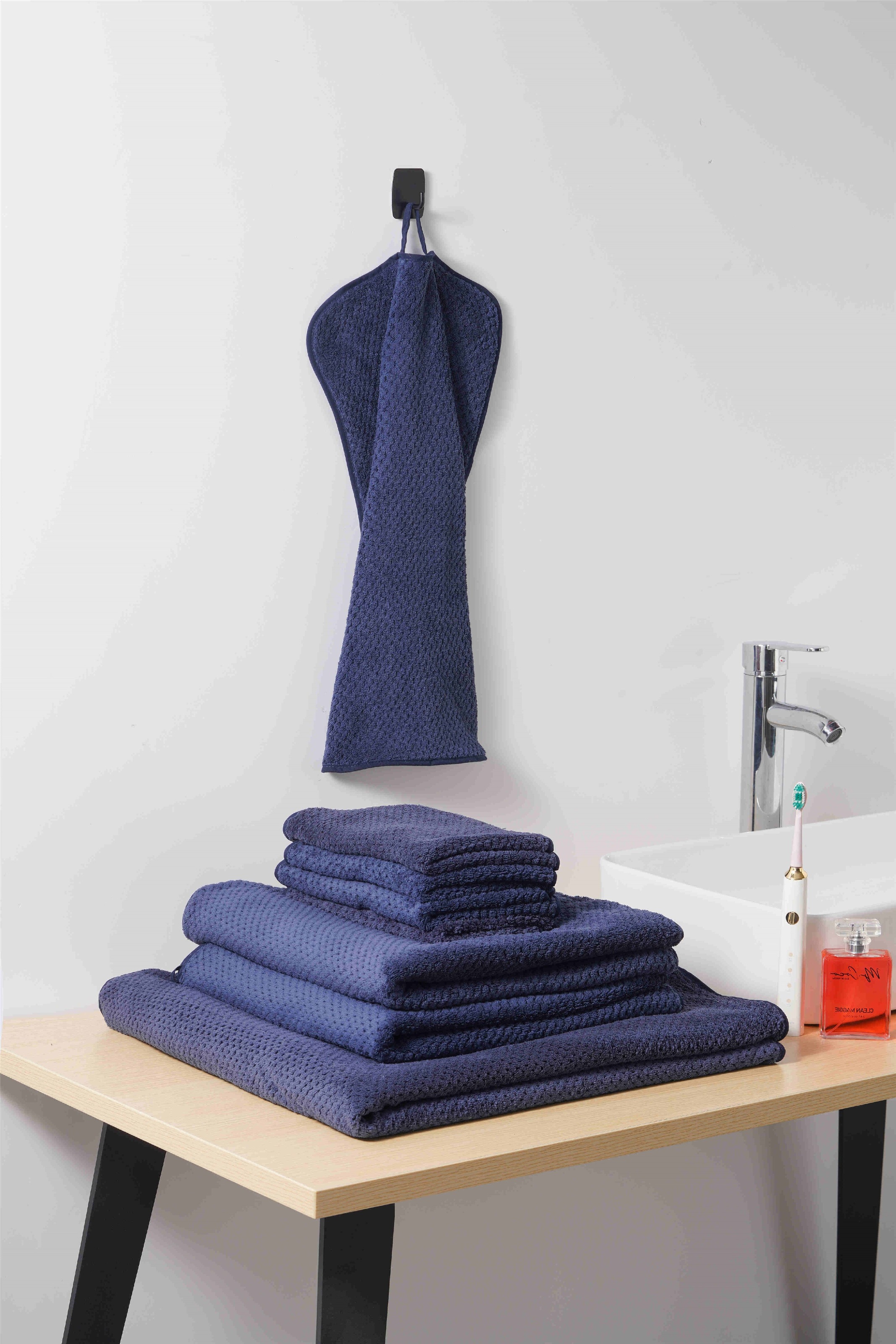 GOODproduct Handtücher »Parris, diverse Grössen, ideal als Sporthandtuch, Reisehandtuch« sehr leicht, kompakt, schnelltrocknend, Mikrofaser, mit Waffelmuster
