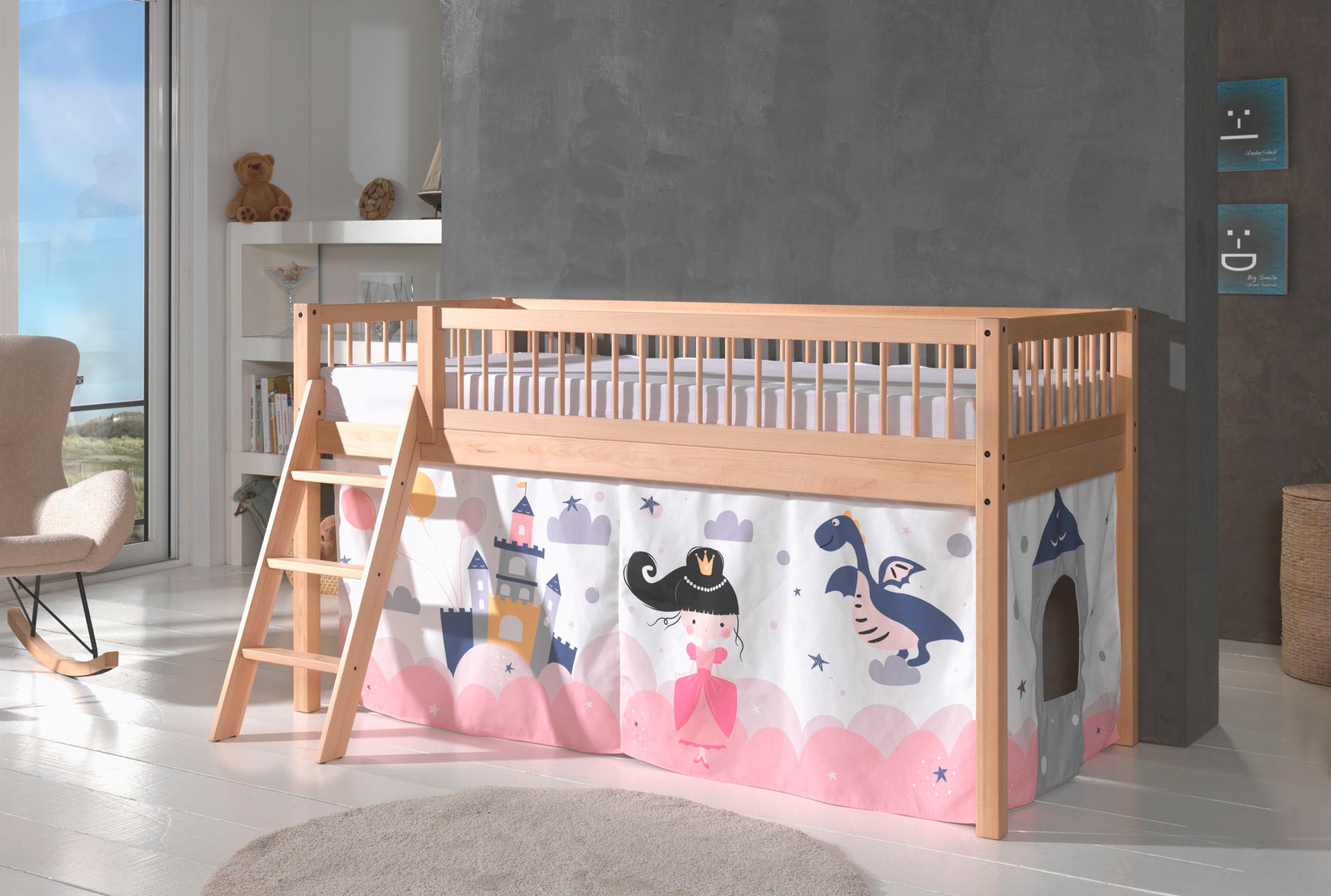 Vipack Lit de jeu »Forrest, Absturzschutz mit Sprossen-Optik, Pfostenstärken ca. 50x50mm« Hêtre laqué naturel, construction stable et de qualité, avec sommier à lattes,  90/200 cm, incl. set de rideaux 3 pièces, aire de jeu sous le lit