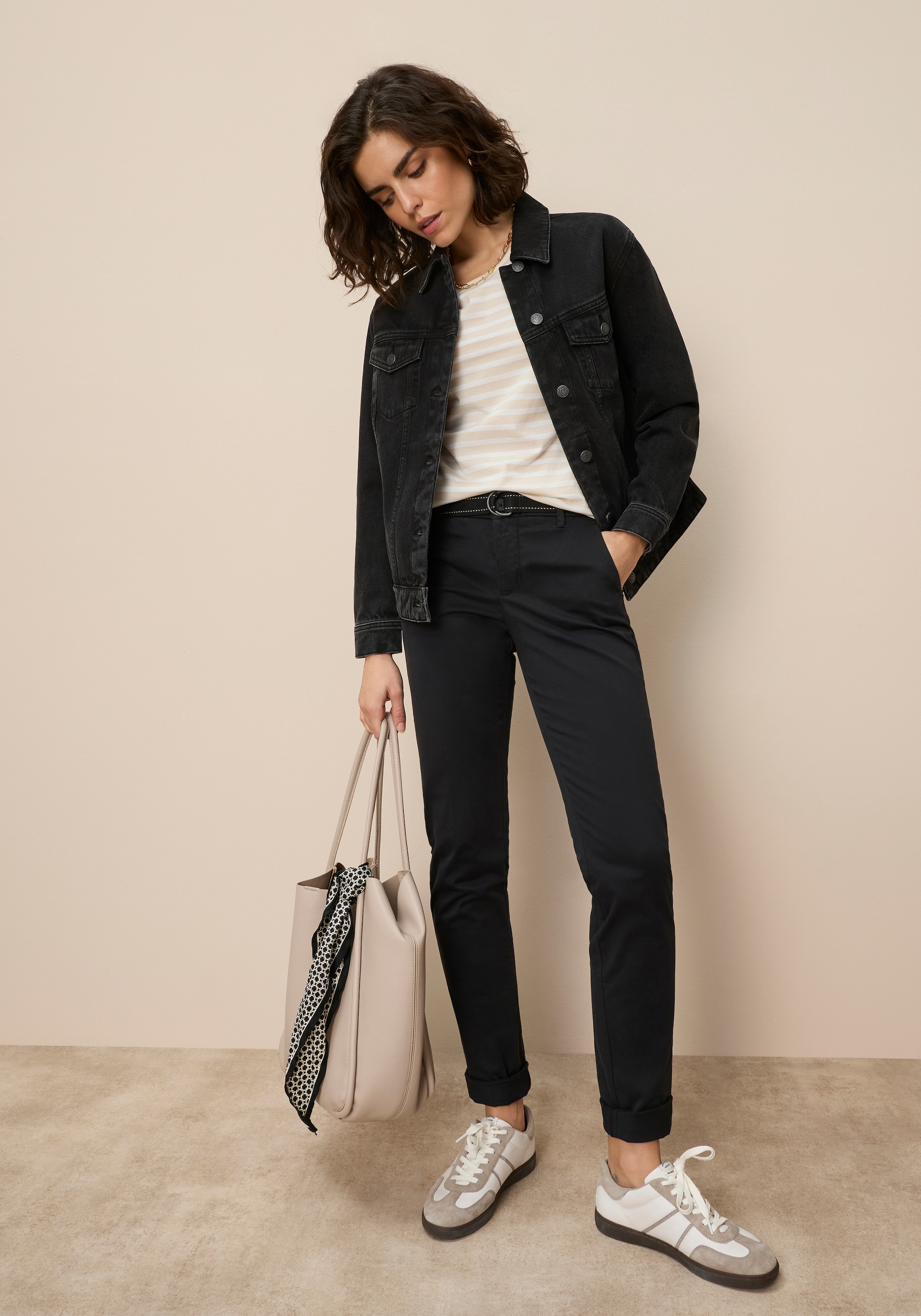 AJC Chinos  in lässiger Form mit konstrastfarbendem Gürtel