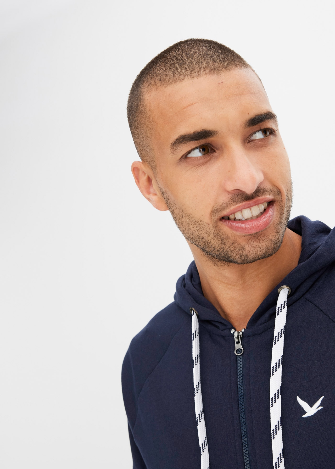 bonprix Sweat à capuche »Kapuzen-Sweatjacke mit Kontrastdetails«, Kapuzen-Sweatjacke mit Kontrastdetails
